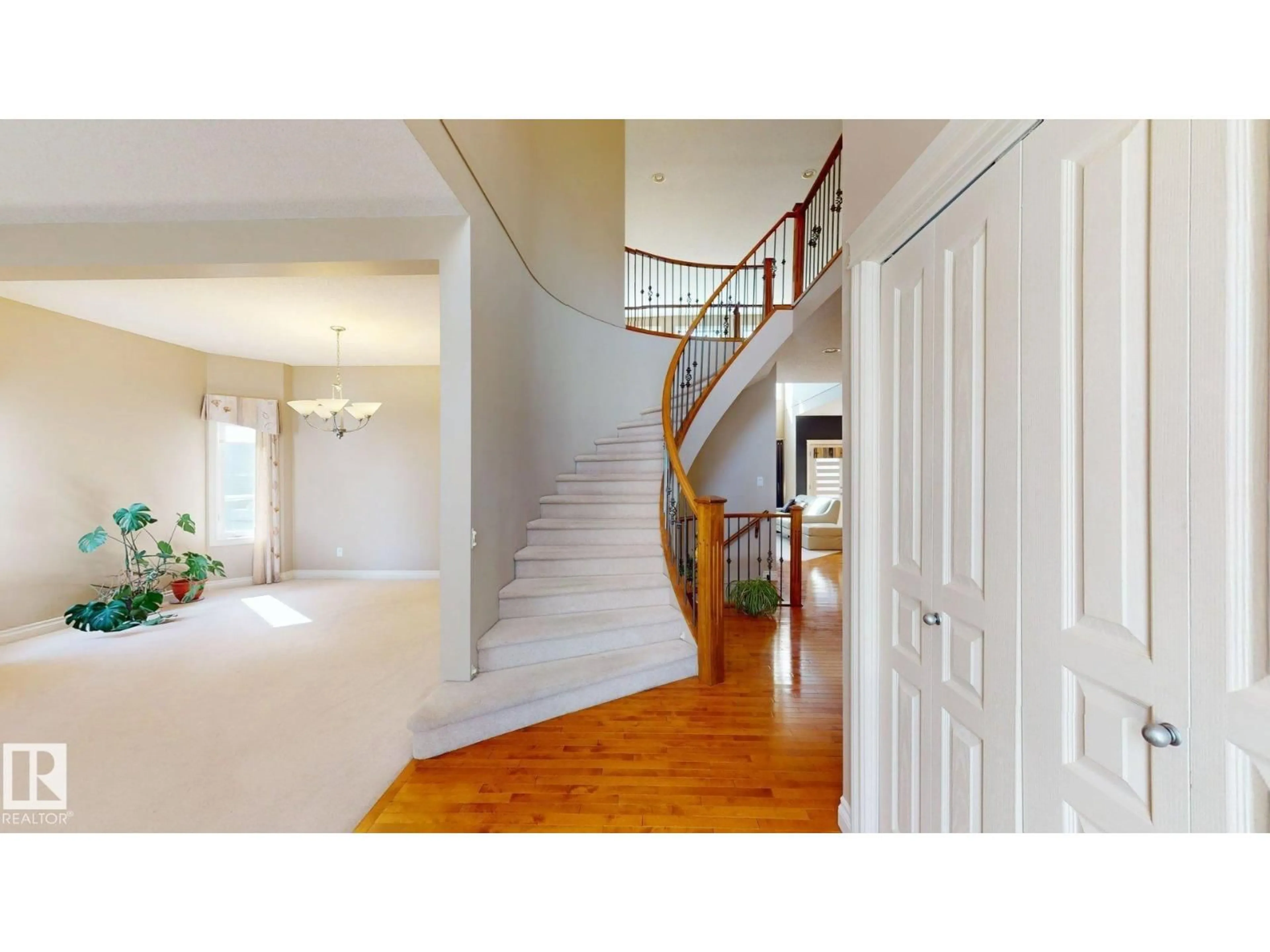 Indoor foyer for 613 TODD LINK LI, Edmonton Alberta T6R3C5