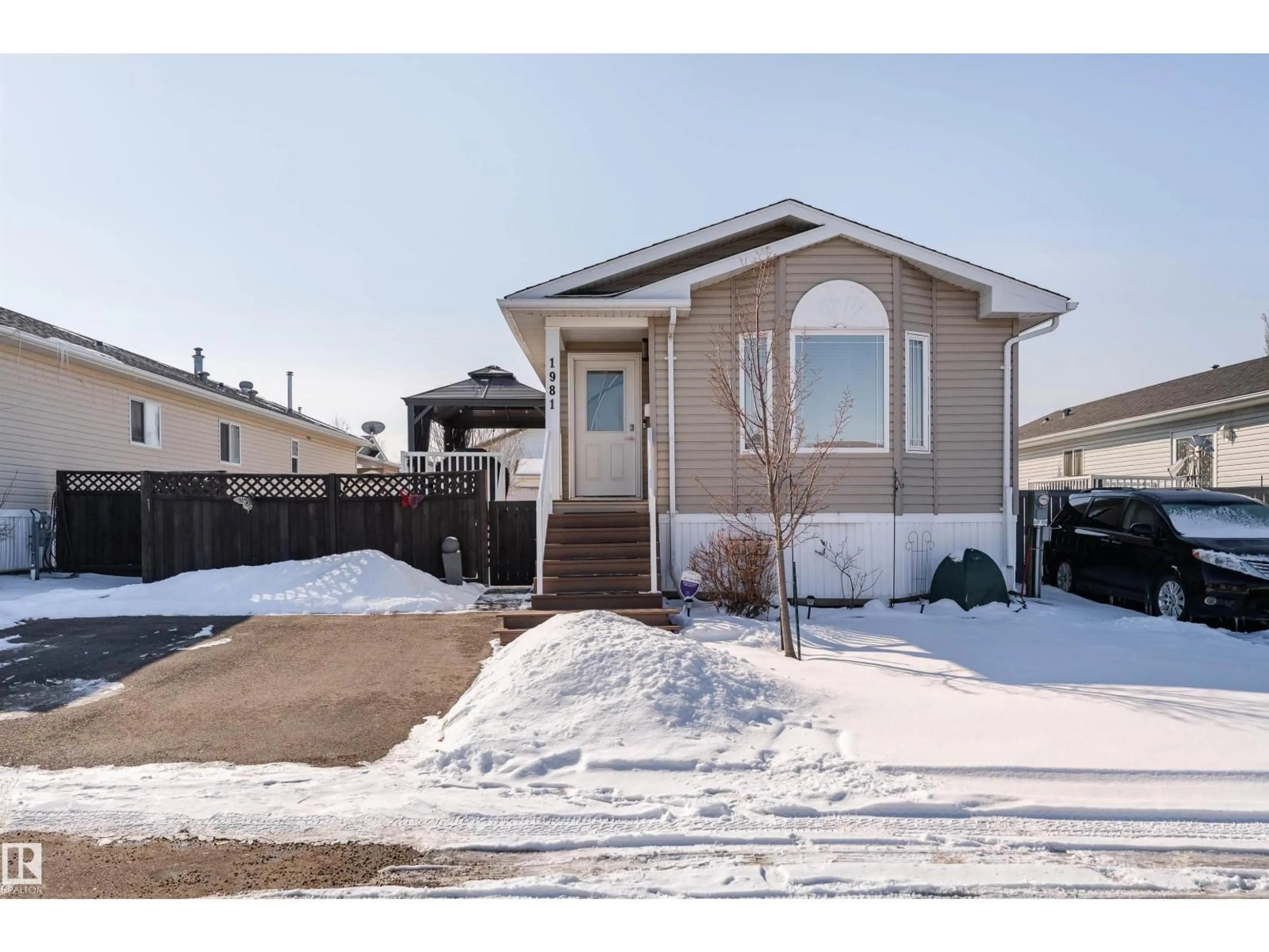 Home with vinyl exterior material, street for 1981 JUBILEE RD, Sherwood Park Alberta T8H2N8