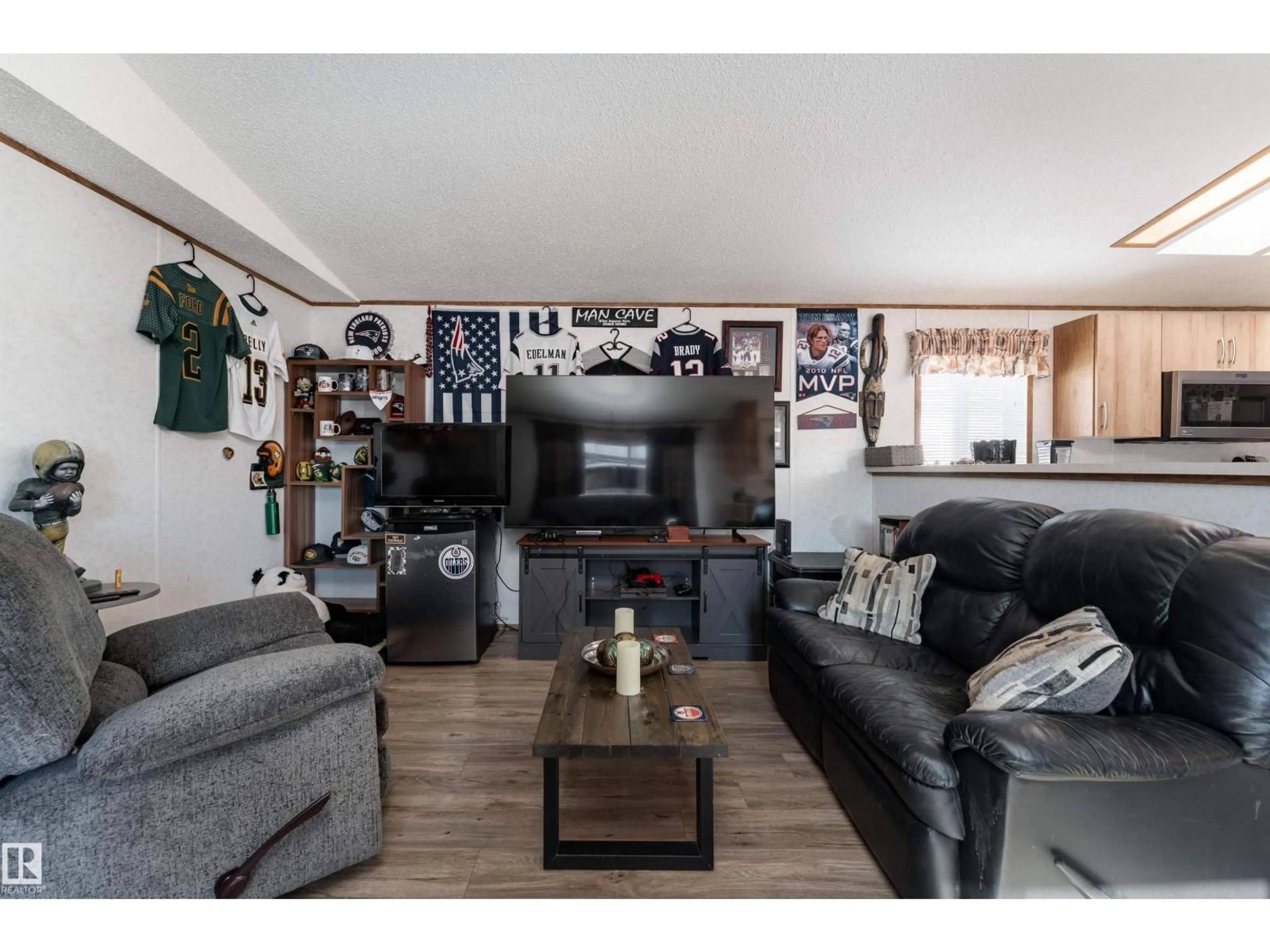 Living room with furniture, wood/laminate floor for 1663 JUBILEE CR, Sherwood Park Alberta T8H2J4