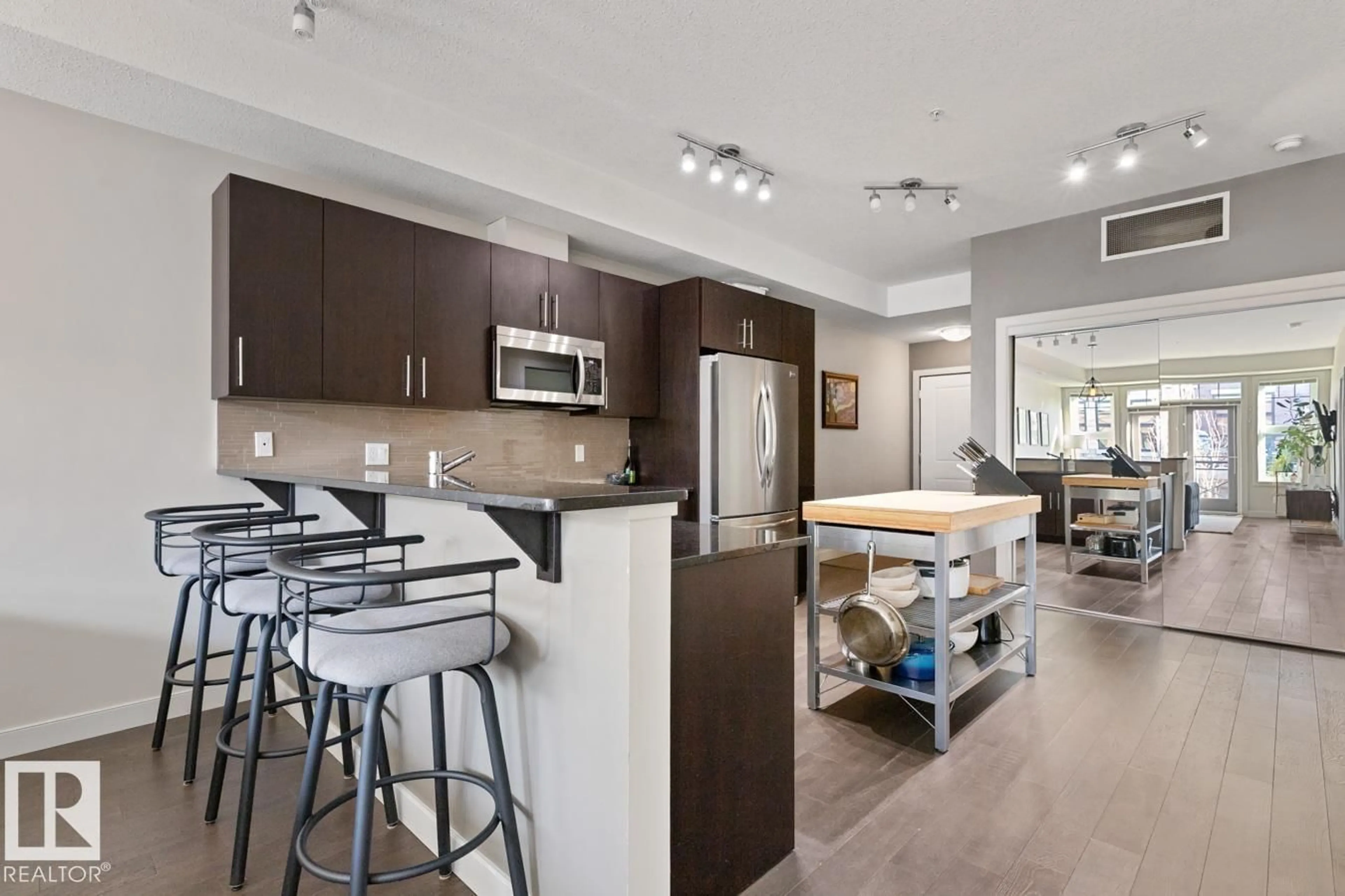 Open concept kitchen, ceramic/tile floor for 406 - 10811 72 AV, Edmonton Alberta T6E1A4