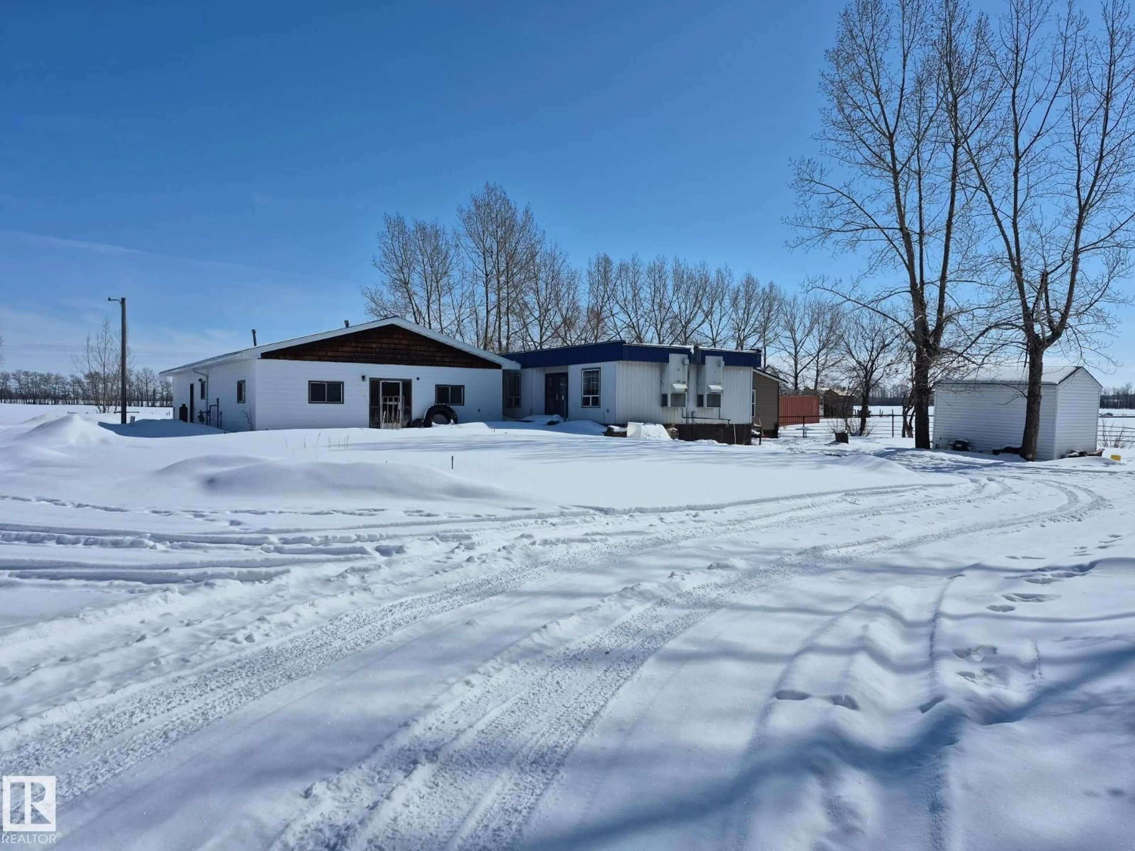A pic from outside/outdoor area/front of a property/back of a property/a pic from drone, unknown for 59227 HIGHWAY 44 NW, Rural Westlock County Alberta T0G1W0