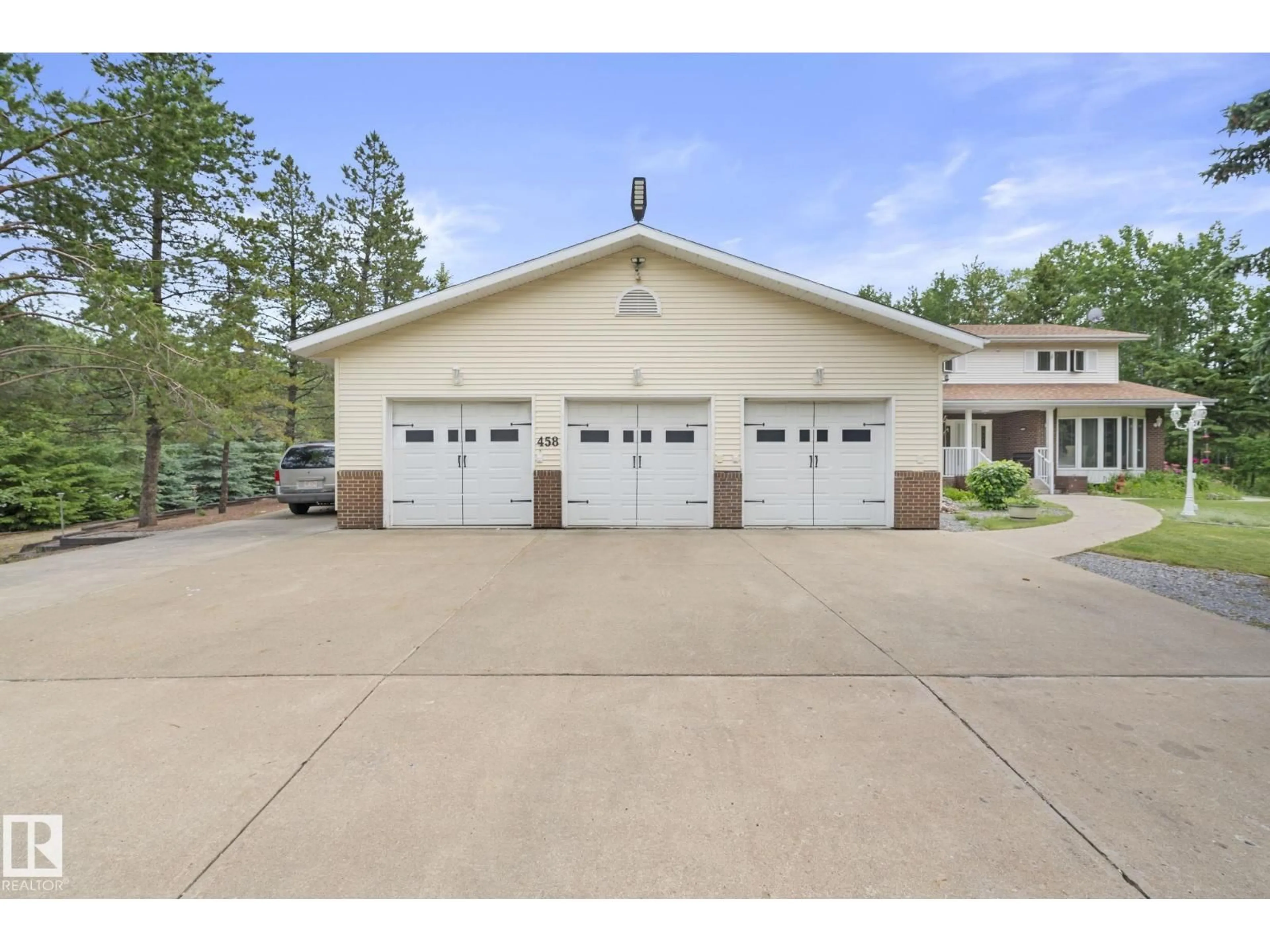 Indoor garage for 458 23109 TWP ROAD 514, Rural Strathcona County Alberta T8B1K9