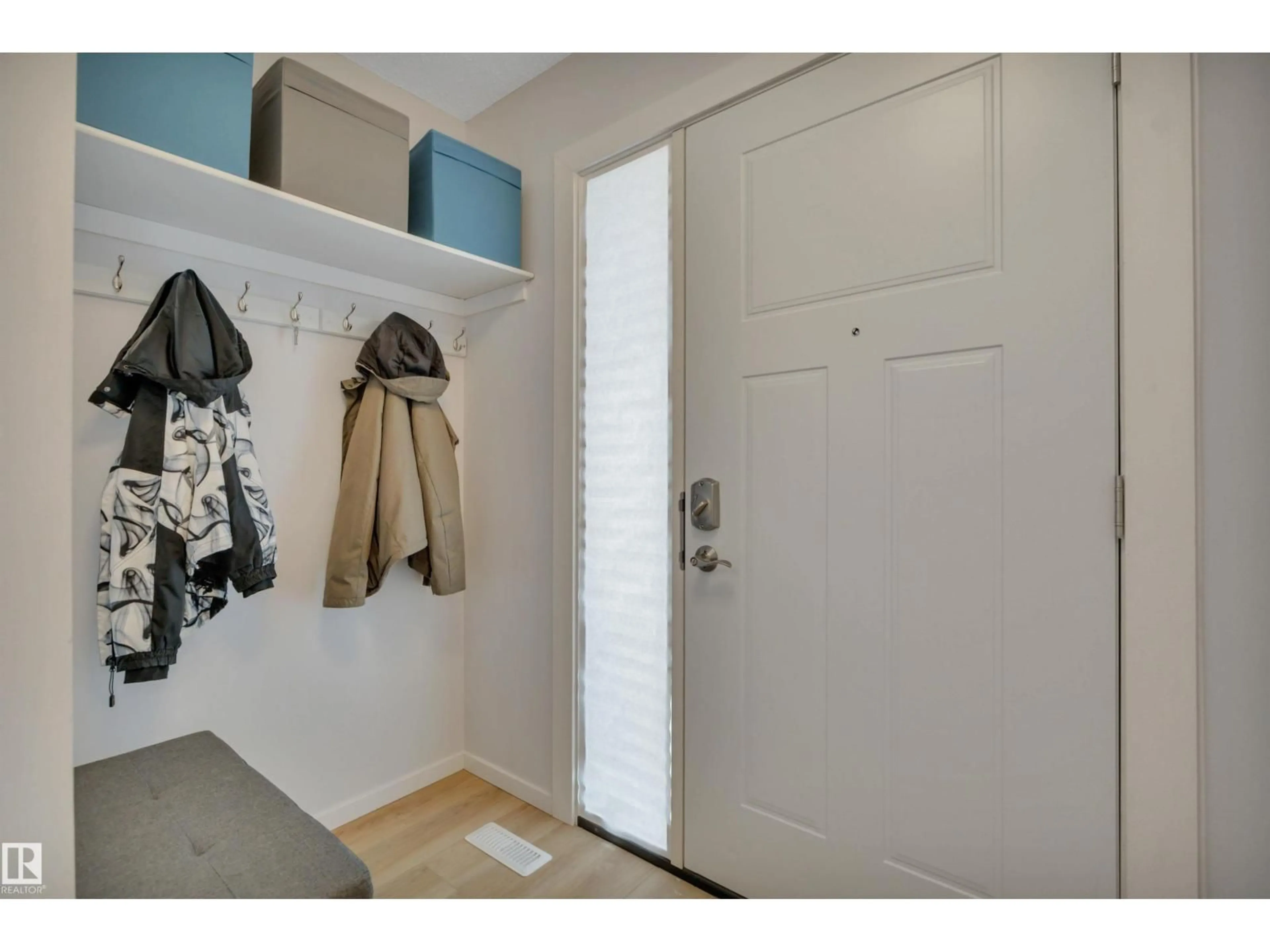 Indoor entryway for 585 KNOTTWOOD RD W, Edmonton Alberta T5B4B6