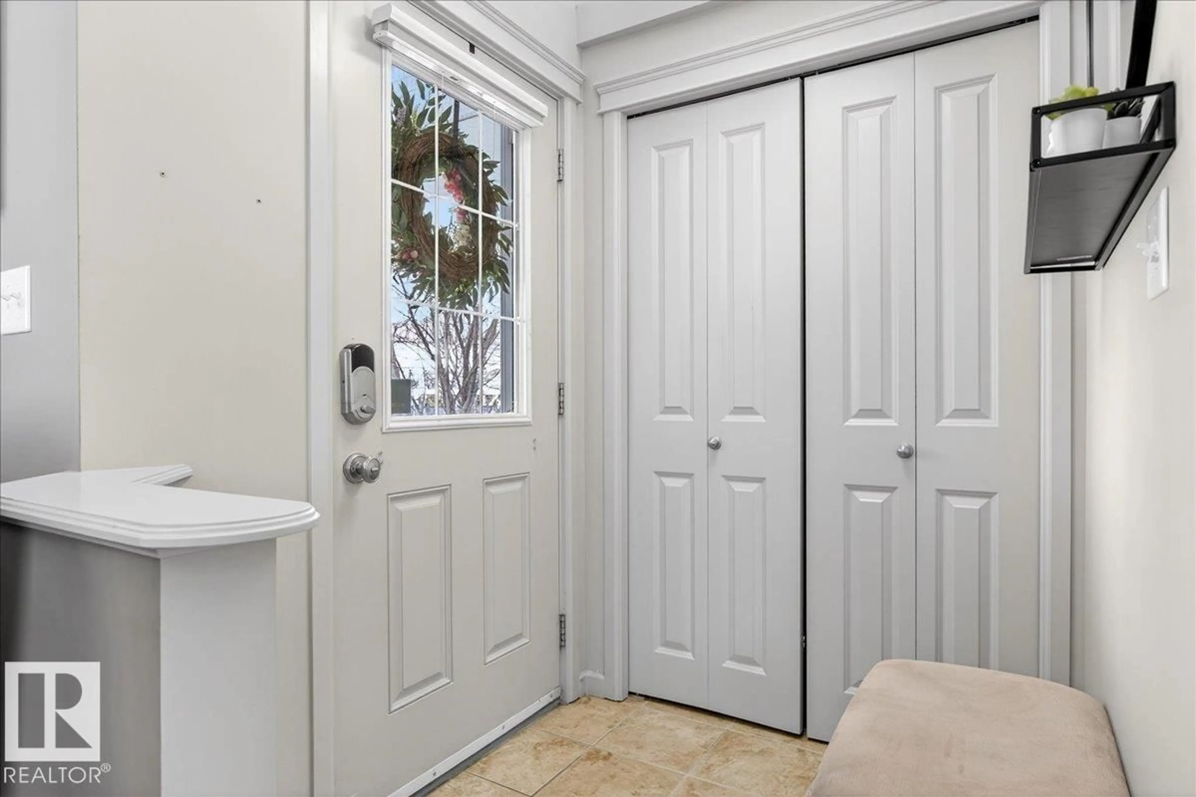 Indoor entryway for 6072 STANTON DR, Edmonton Alberta T6X0H2