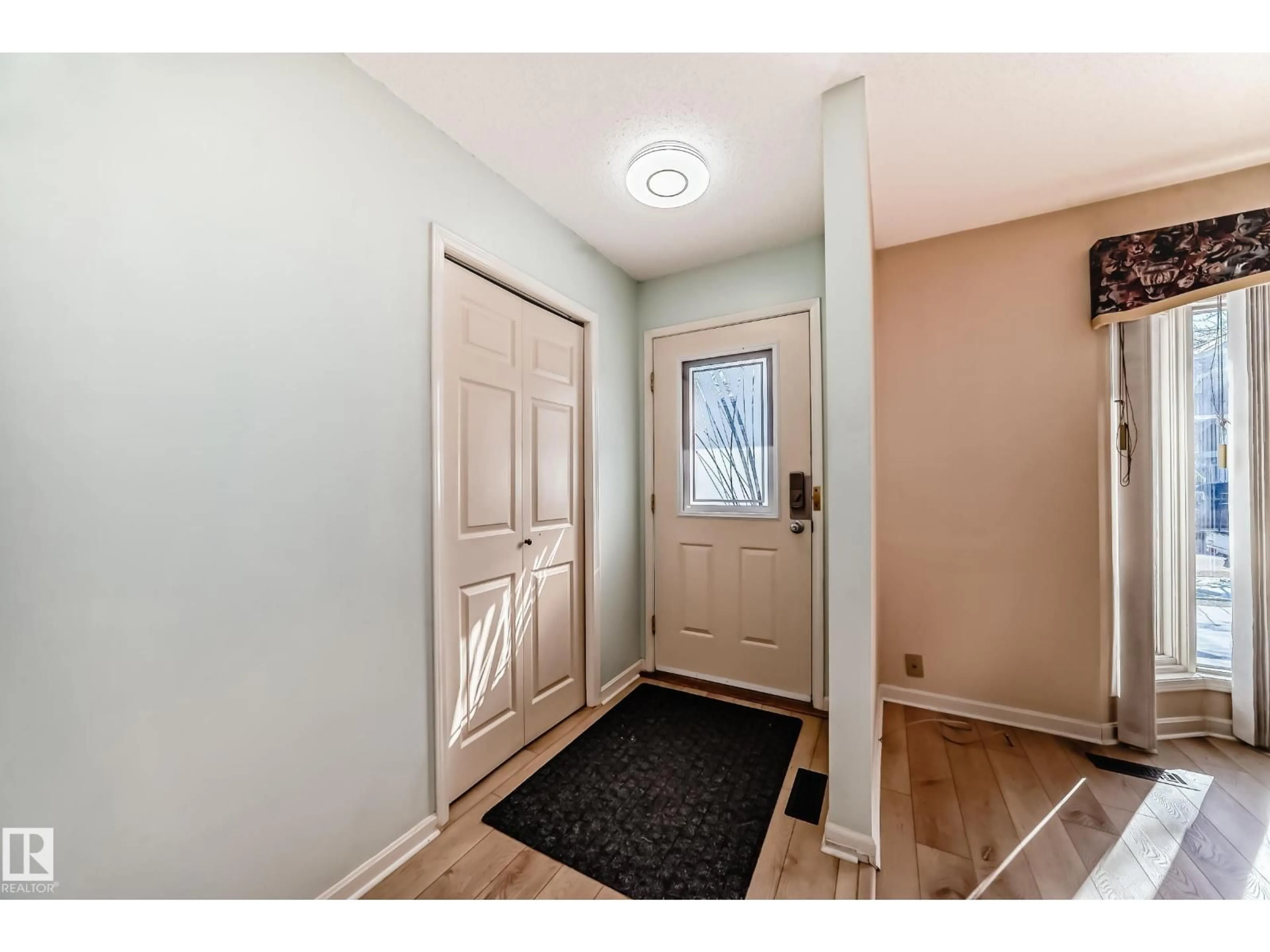 Indoor entryway for 4224 30 ST, Edmonton Alberta T6T1C8