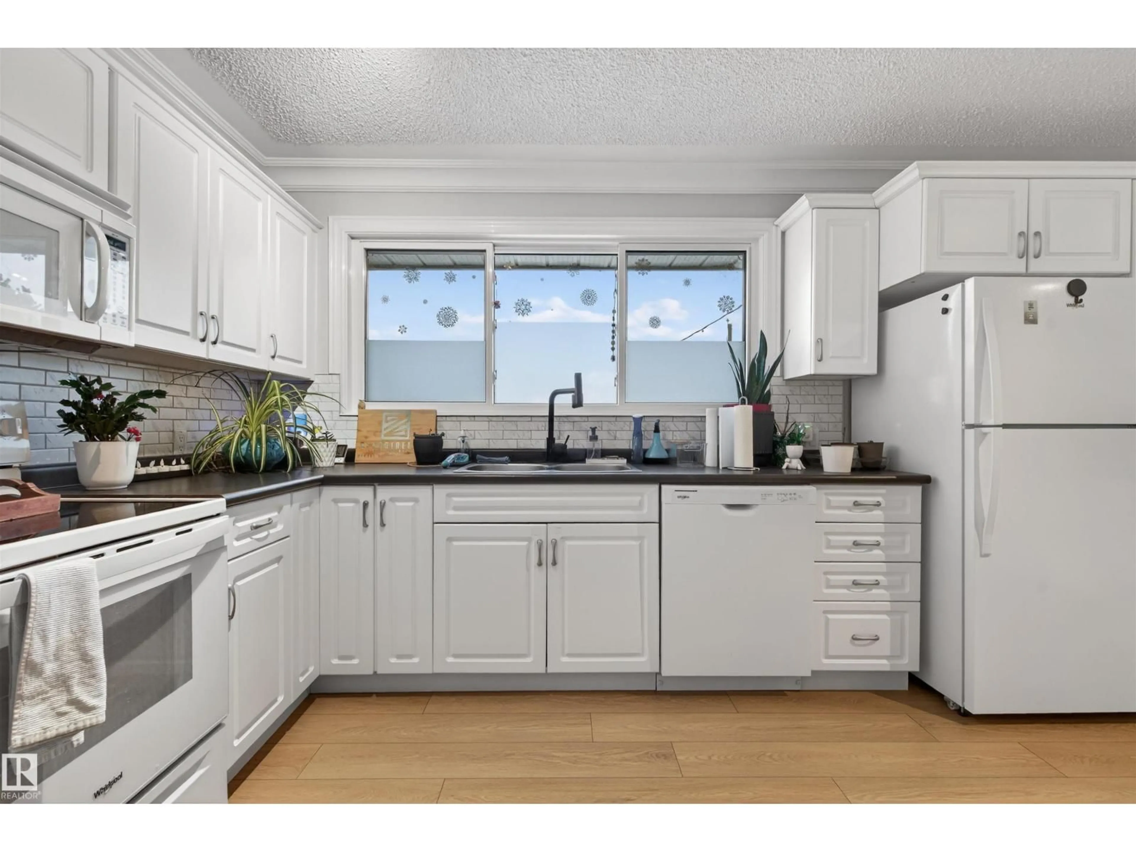 Standard kitchen, unknown for 16 MURAL CR, St. Albert Alberta T8N1J9