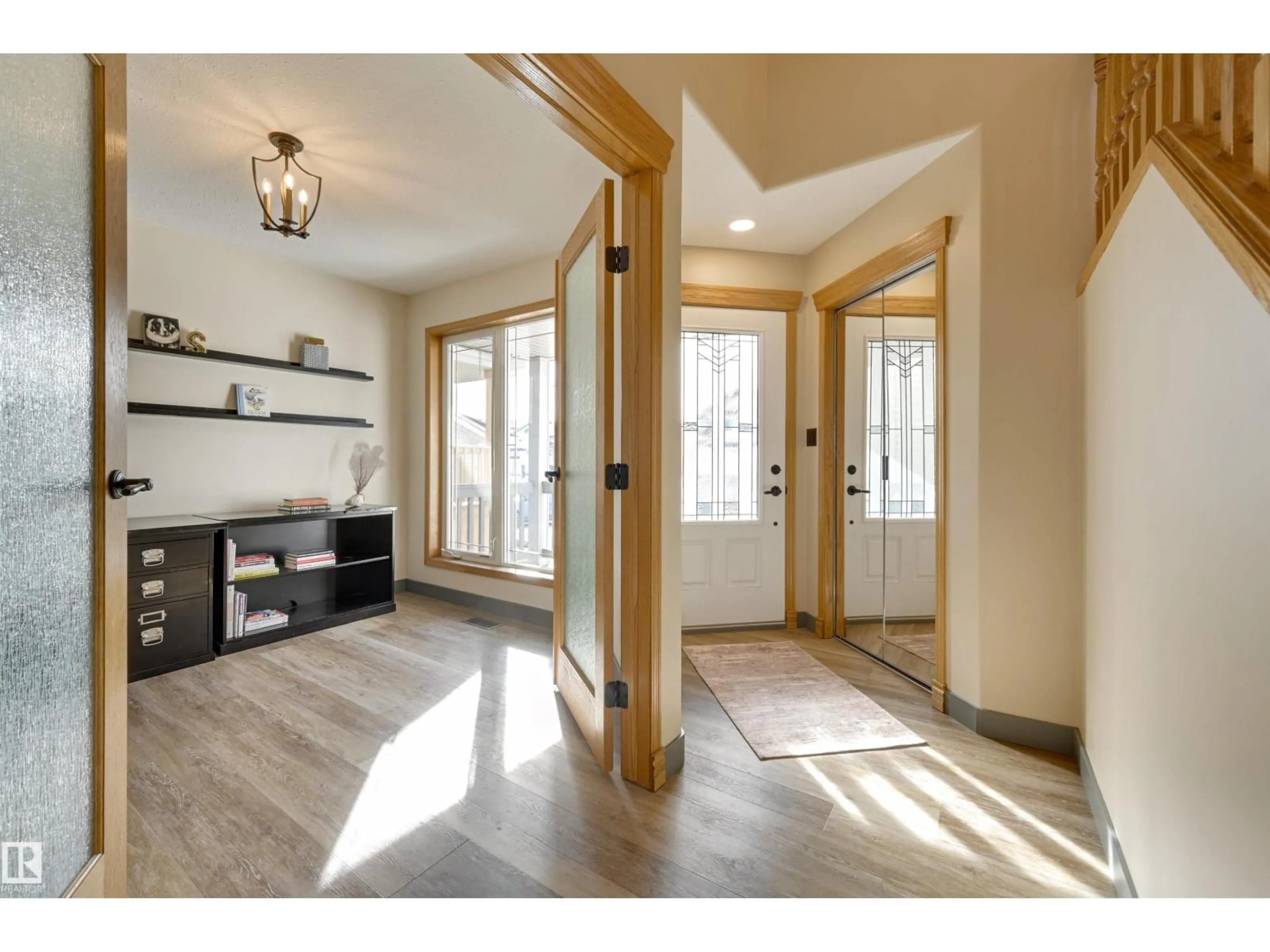 Indoor entryway for 663 MEADOWVIEW CR, Sherwood Park Alberta T8H1Y8