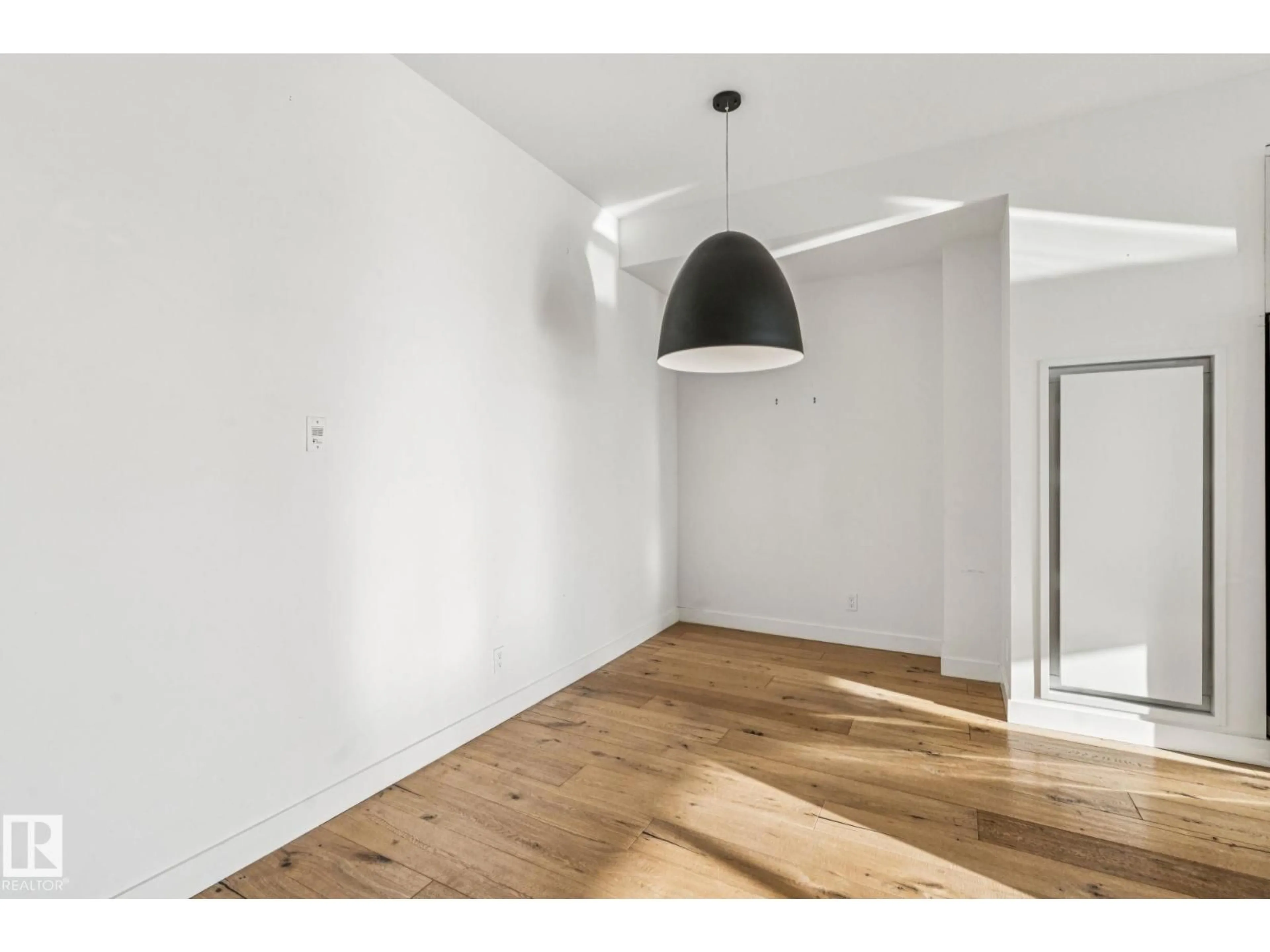 A pic of a room for 321 INGLEWOOD PARK SE, Calgary Alberta T2G1B7