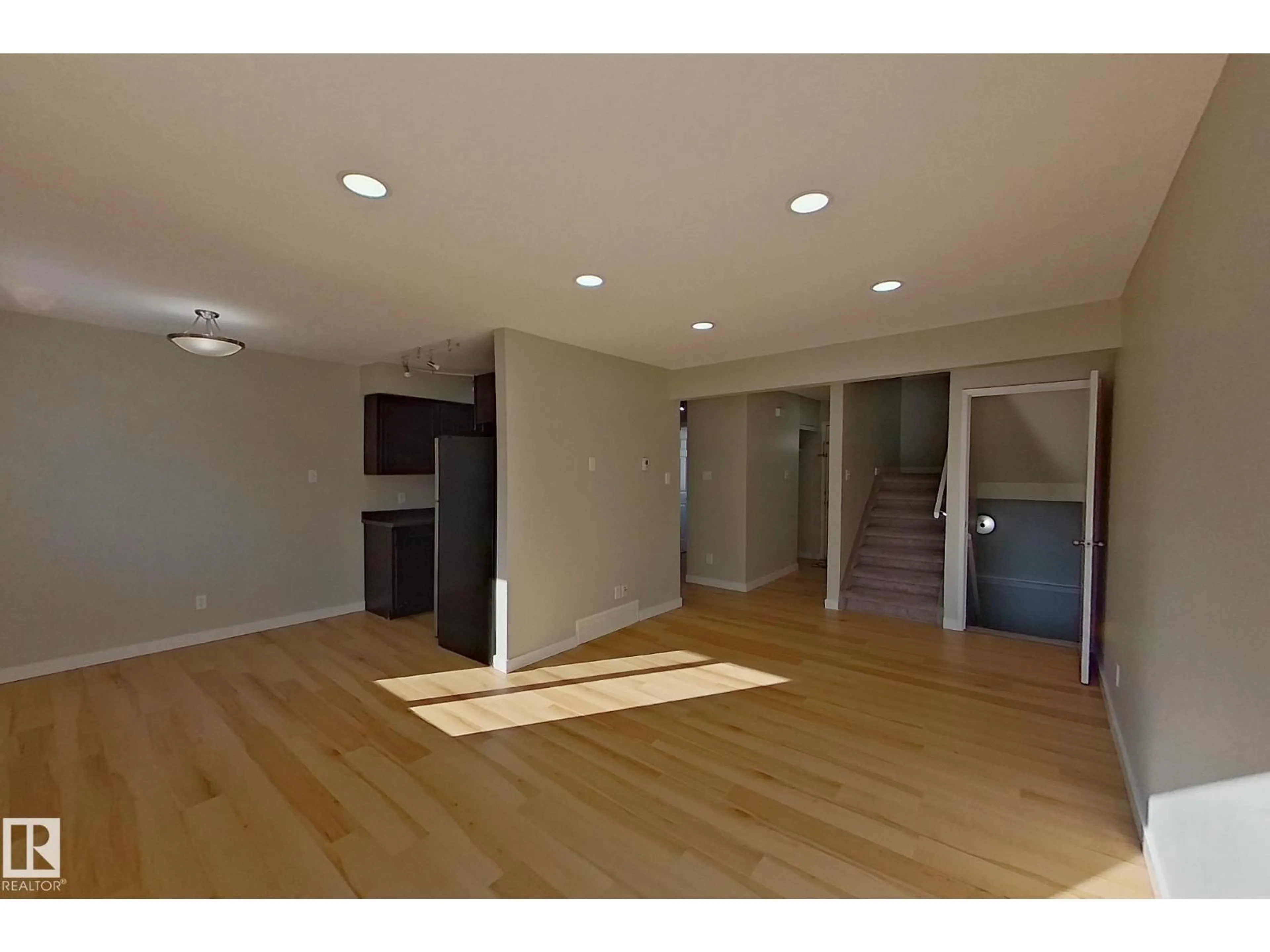 Unknown for 184 CORNELL CT, Edmonton Alberta T5C3C3