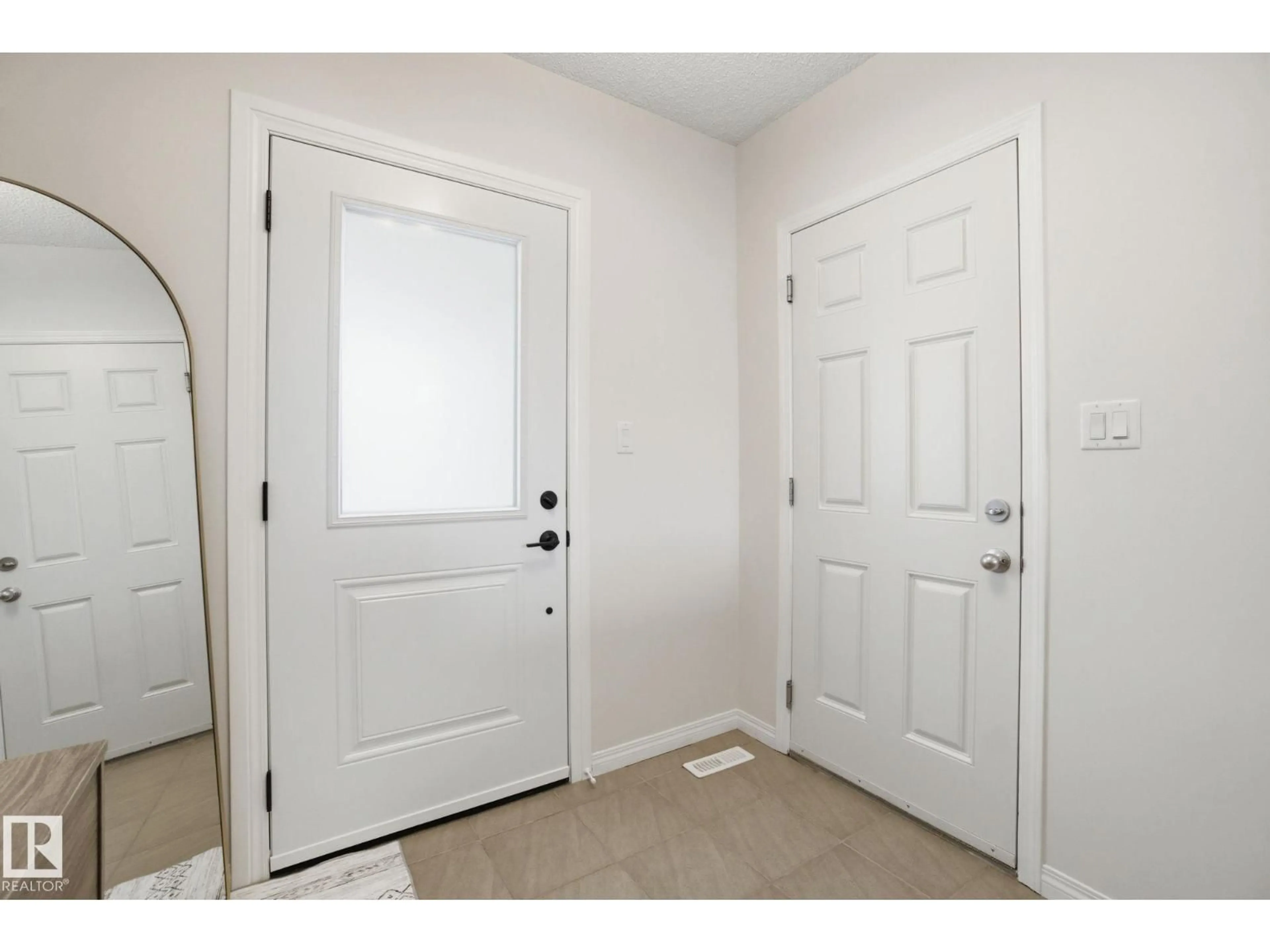 Indoor entryway for 2553 COUGHLAN RD, Edmonton Alberta T6W2Z6
