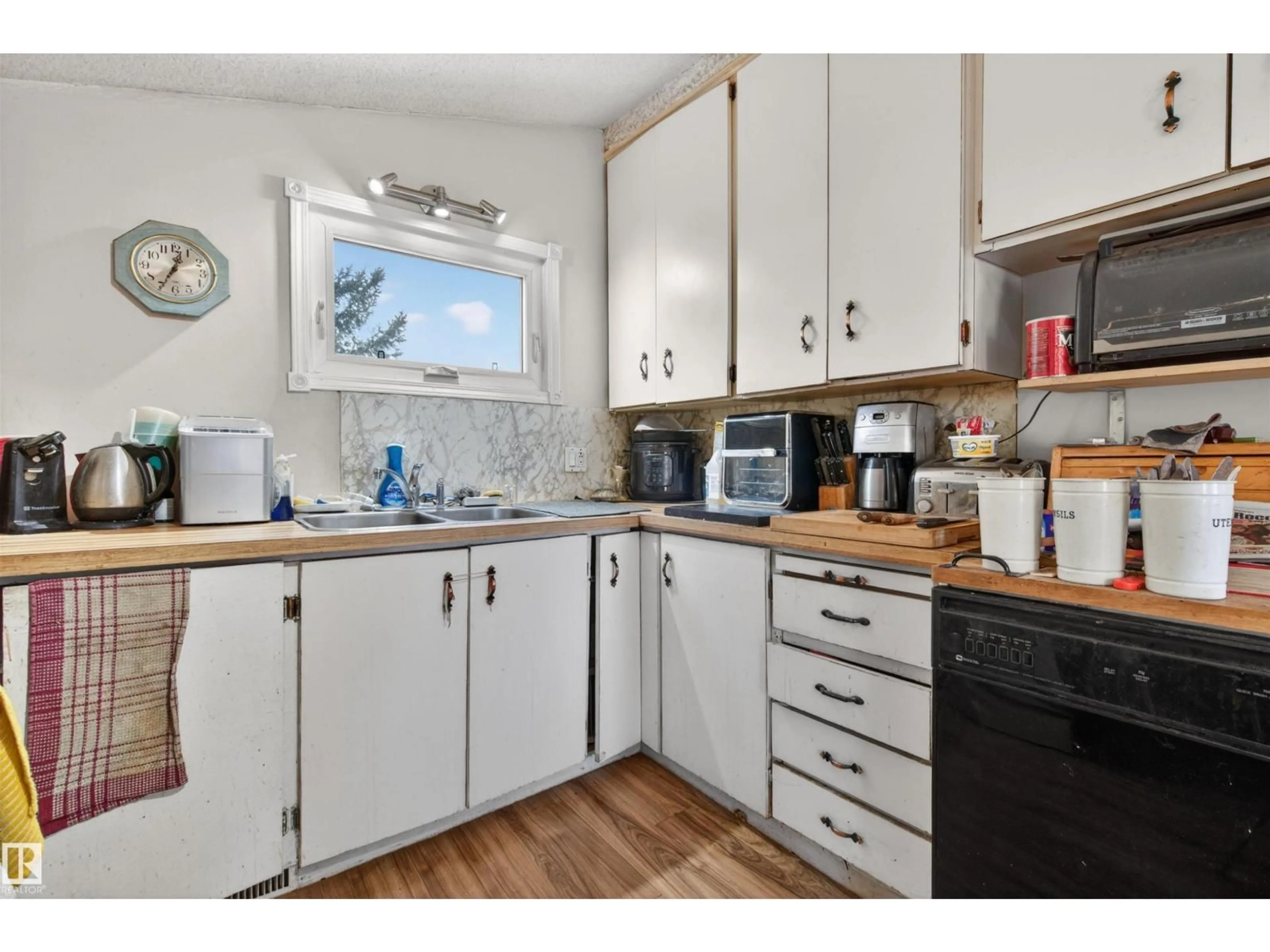 Standard kitchen, wood/laminate floor for 5 O'BRIEN, Fort Saskatchewan Alberta T8L2L2