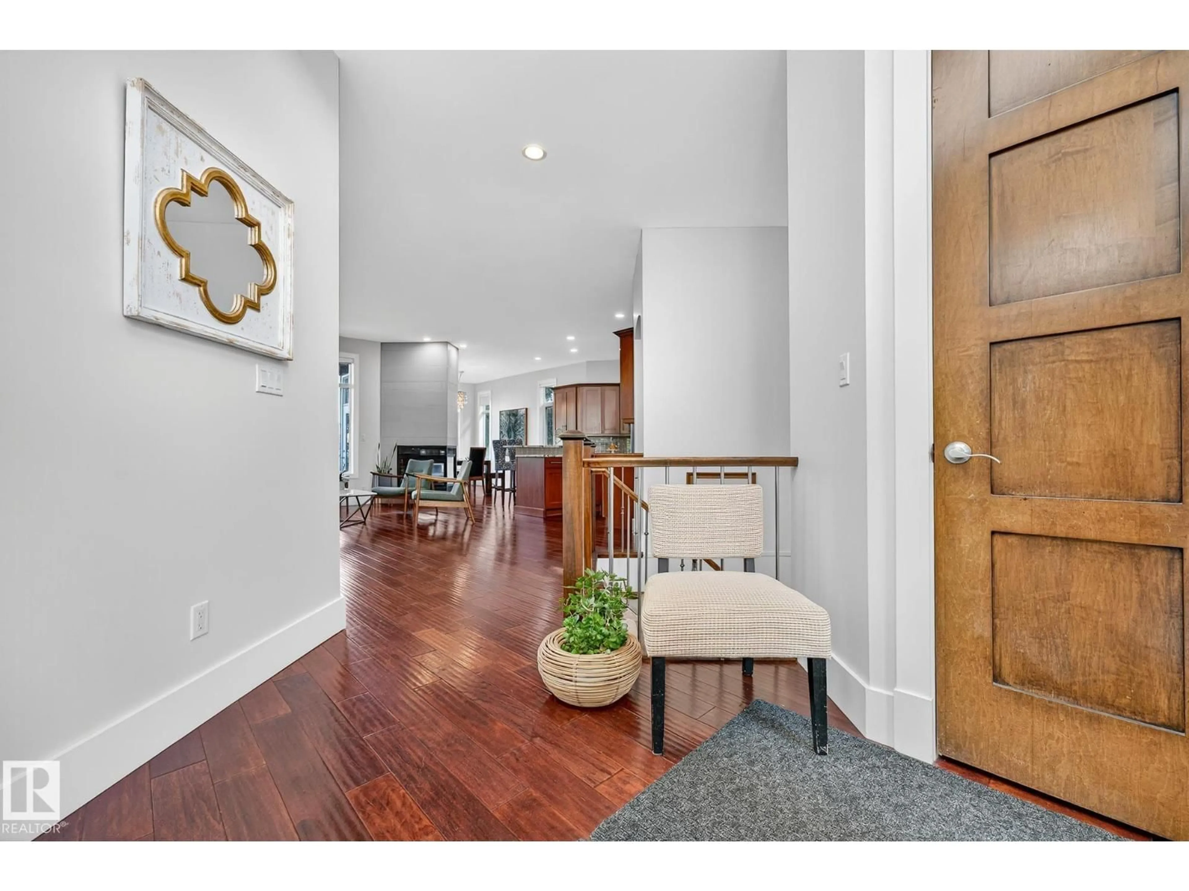 Indoor entryway for 940 HALIBURTON RD, Edmonton Alberta T6R2Z6