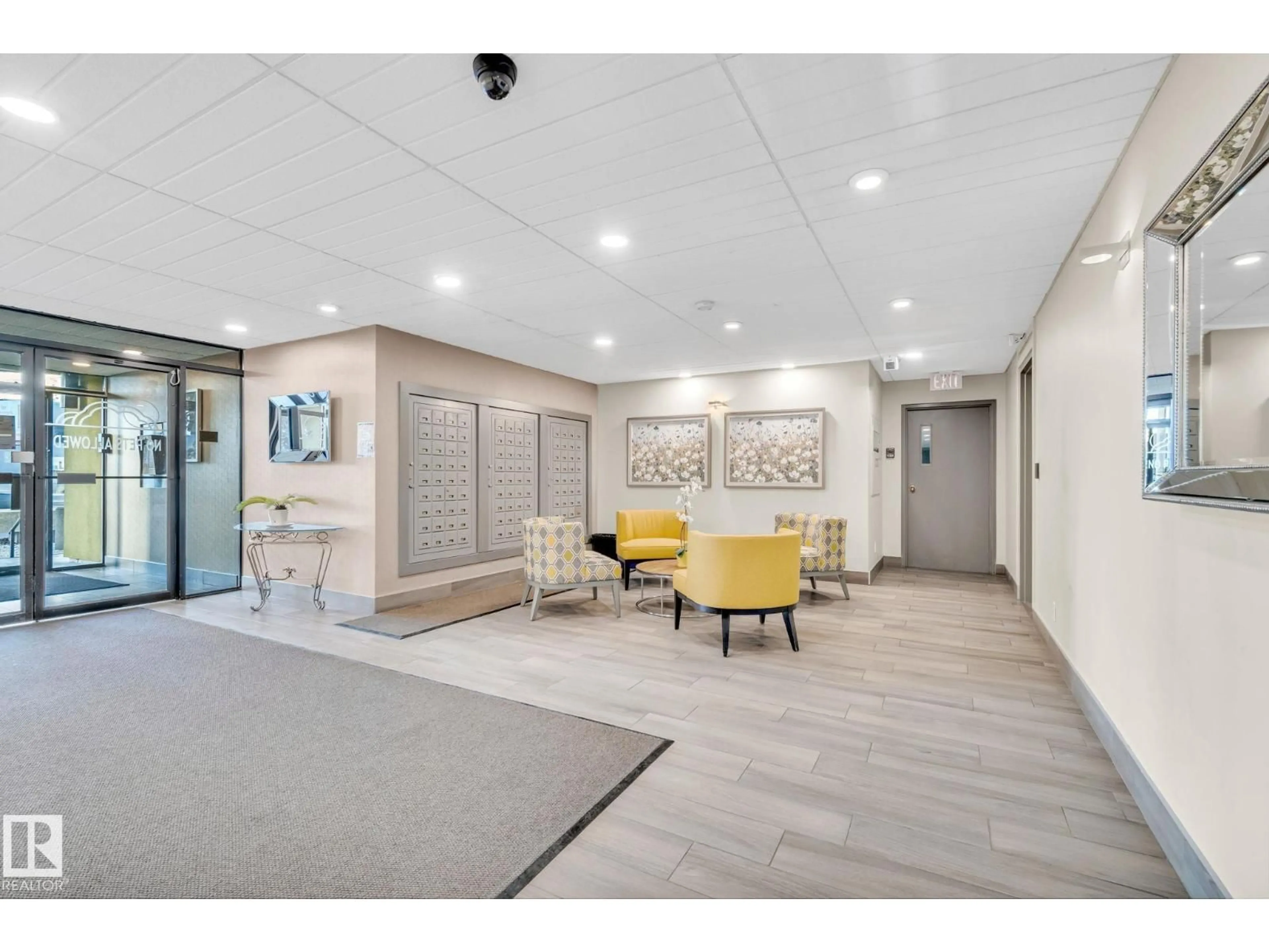 Indoor foyer for 1401 JASPER AV, Edmonton Alberta T5N3X7