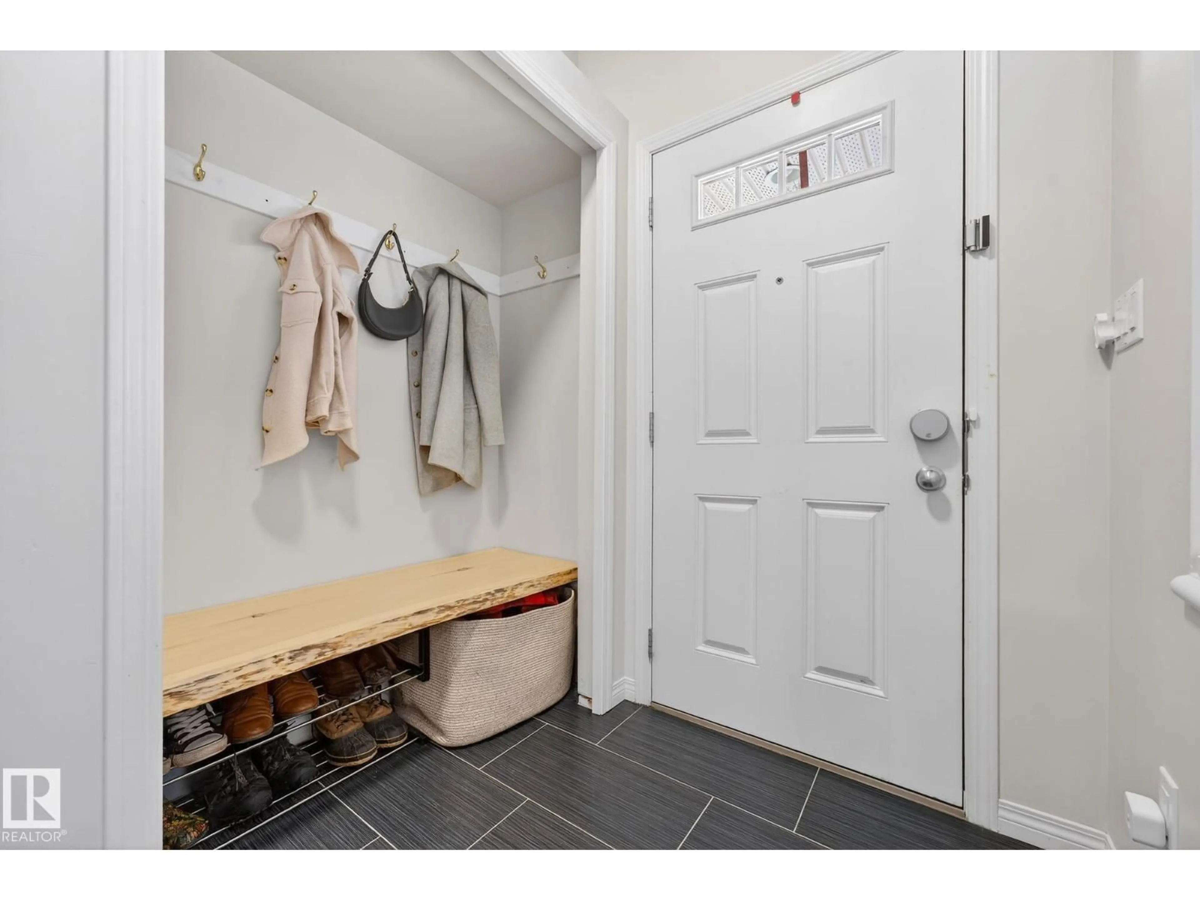 Indoor entryway for 1015 EAST BEND NW, Edmonton Alberta T6M0V4