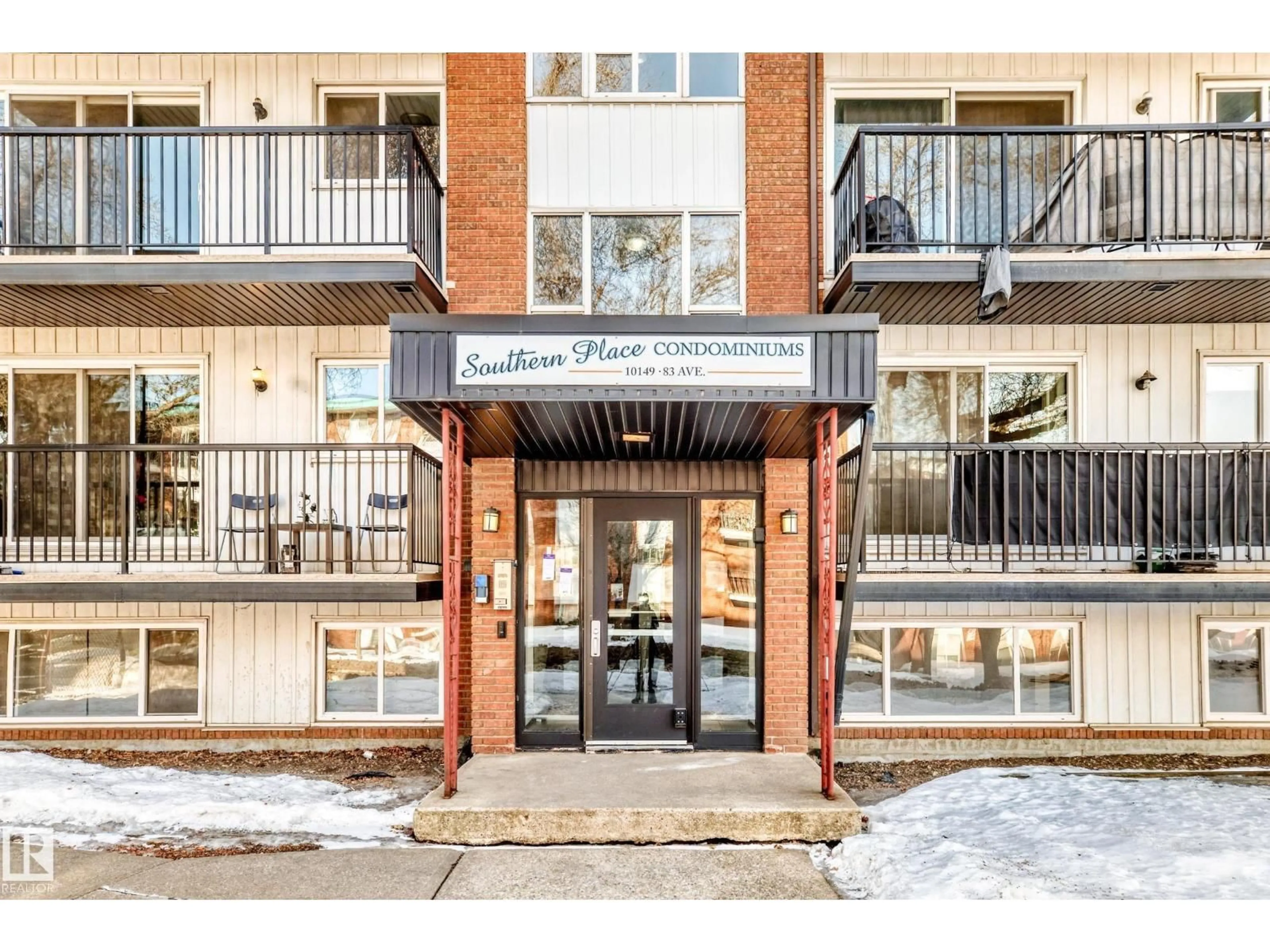 Indoor entryway for #102 - 10149 83 AV, Edmonton Alberta T6E2C5