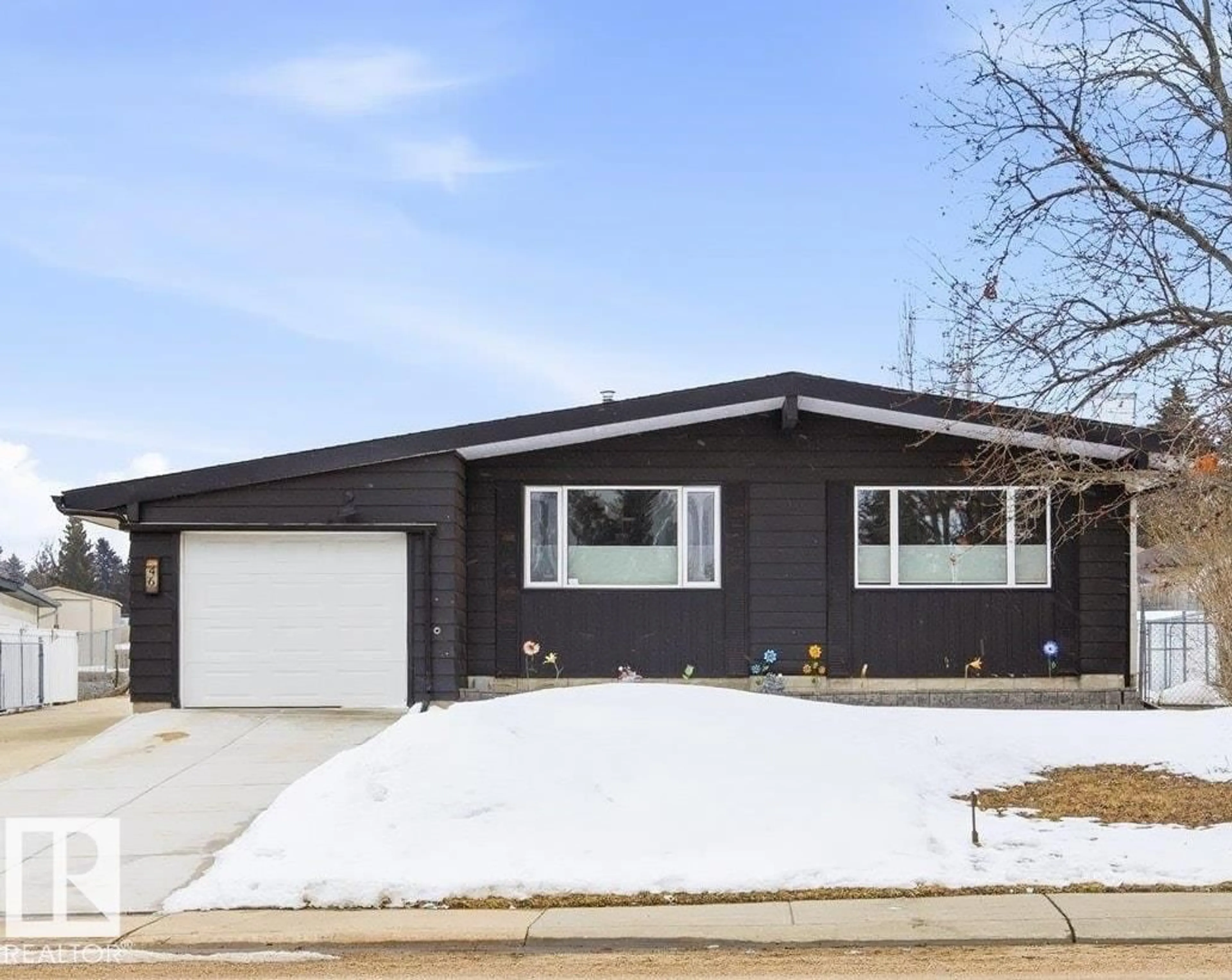 Home with vinyl exterior material, street for 46 MISSION ST, Sherwood Park Alberta T8A0V7