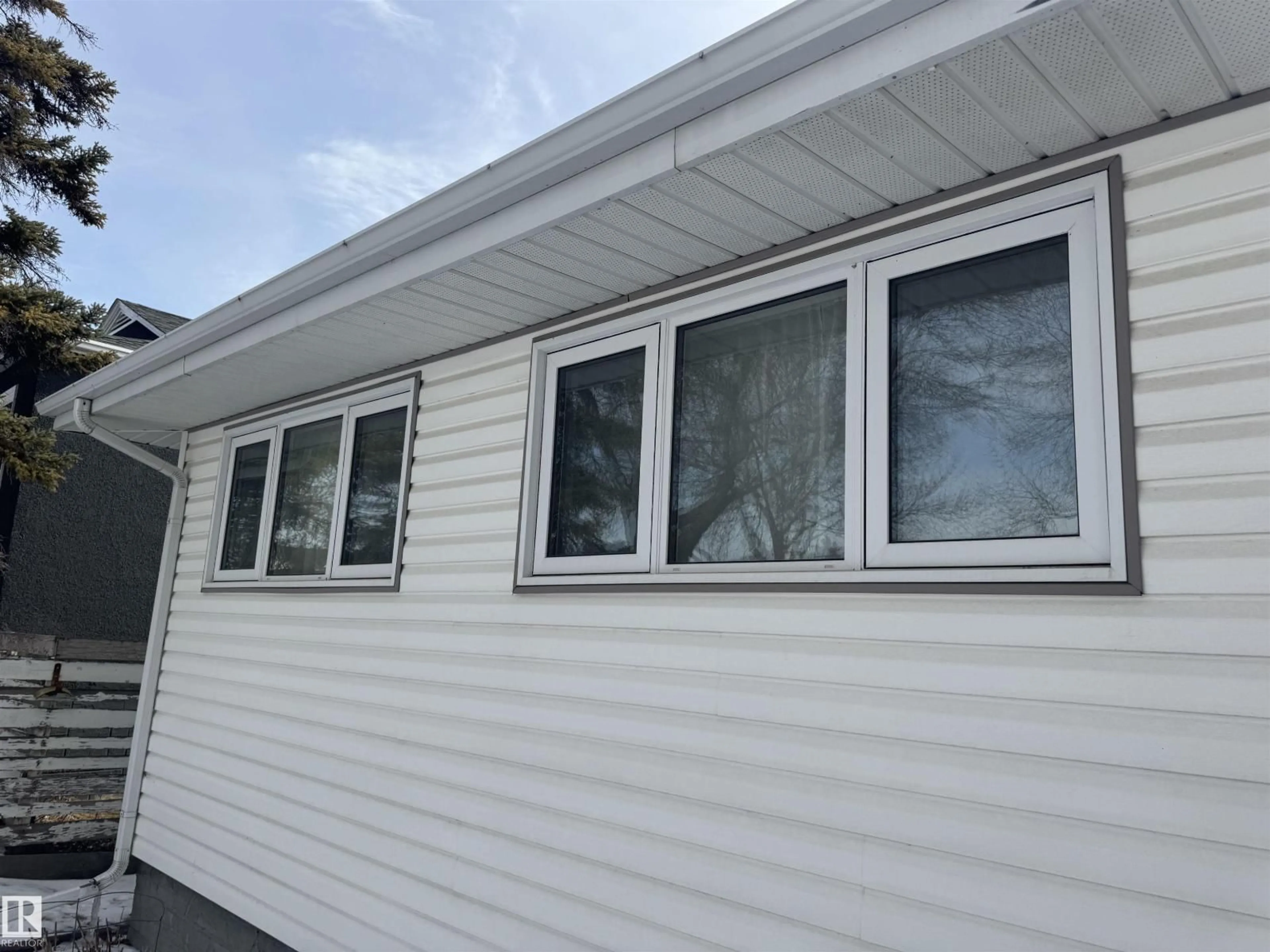 Home with vinyl exterior material, building for 4021 117 AV, Edmonton Alberta T5W0Y1