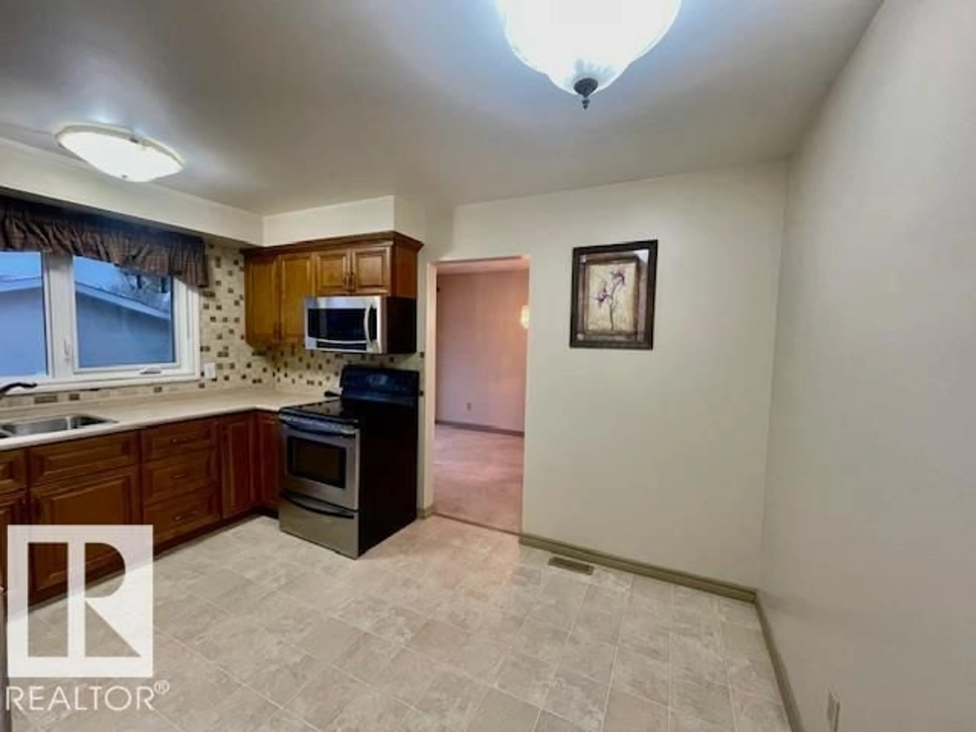 A pic of a room for 8507 35 AV, Edmonton Alberta T6K0C1