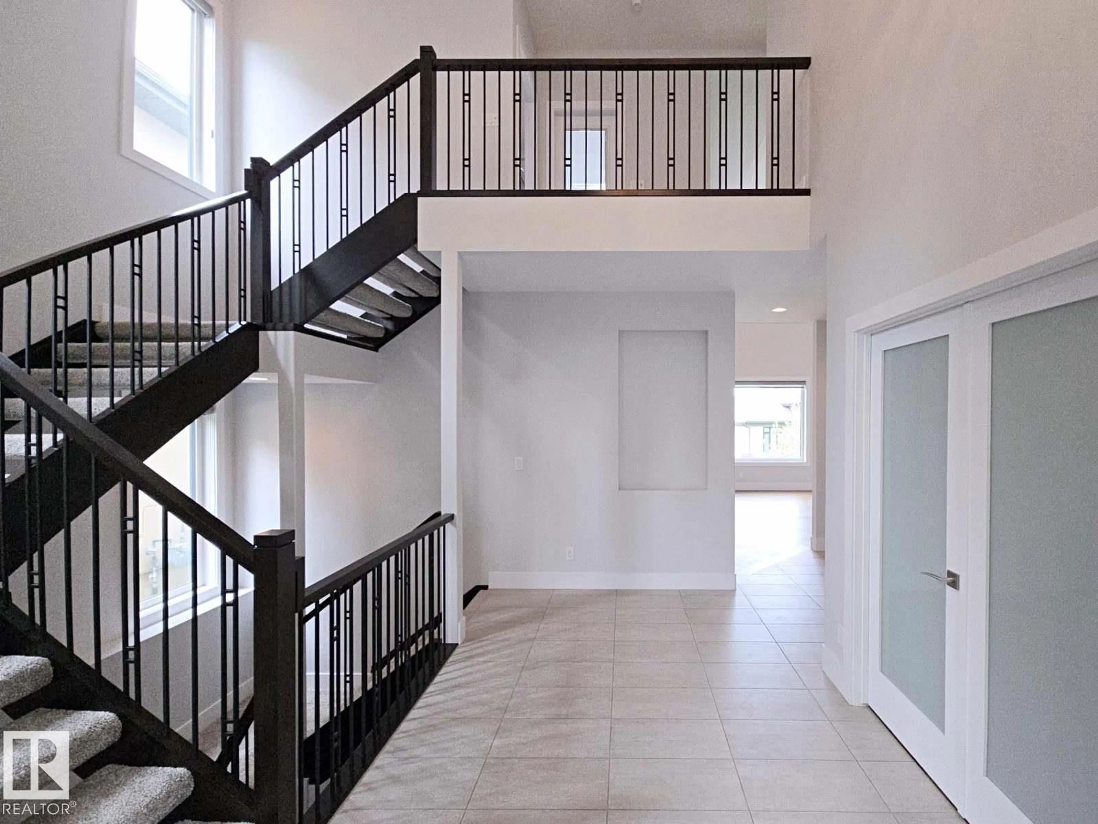 Indoor foyer for 3310 WATSON BA SW, Edmonton Alberta T6W0P2