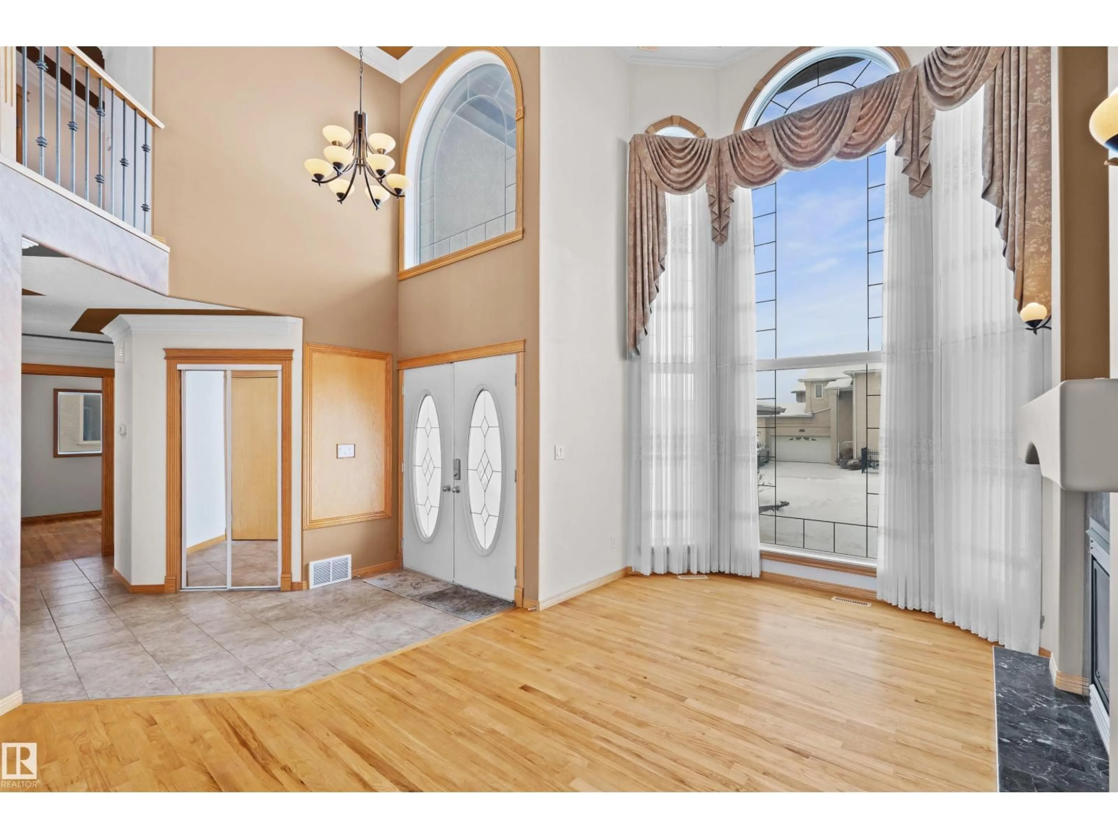 Indoor foyer for 15907 91 ST, Edmonton Alberta T5Z0A8