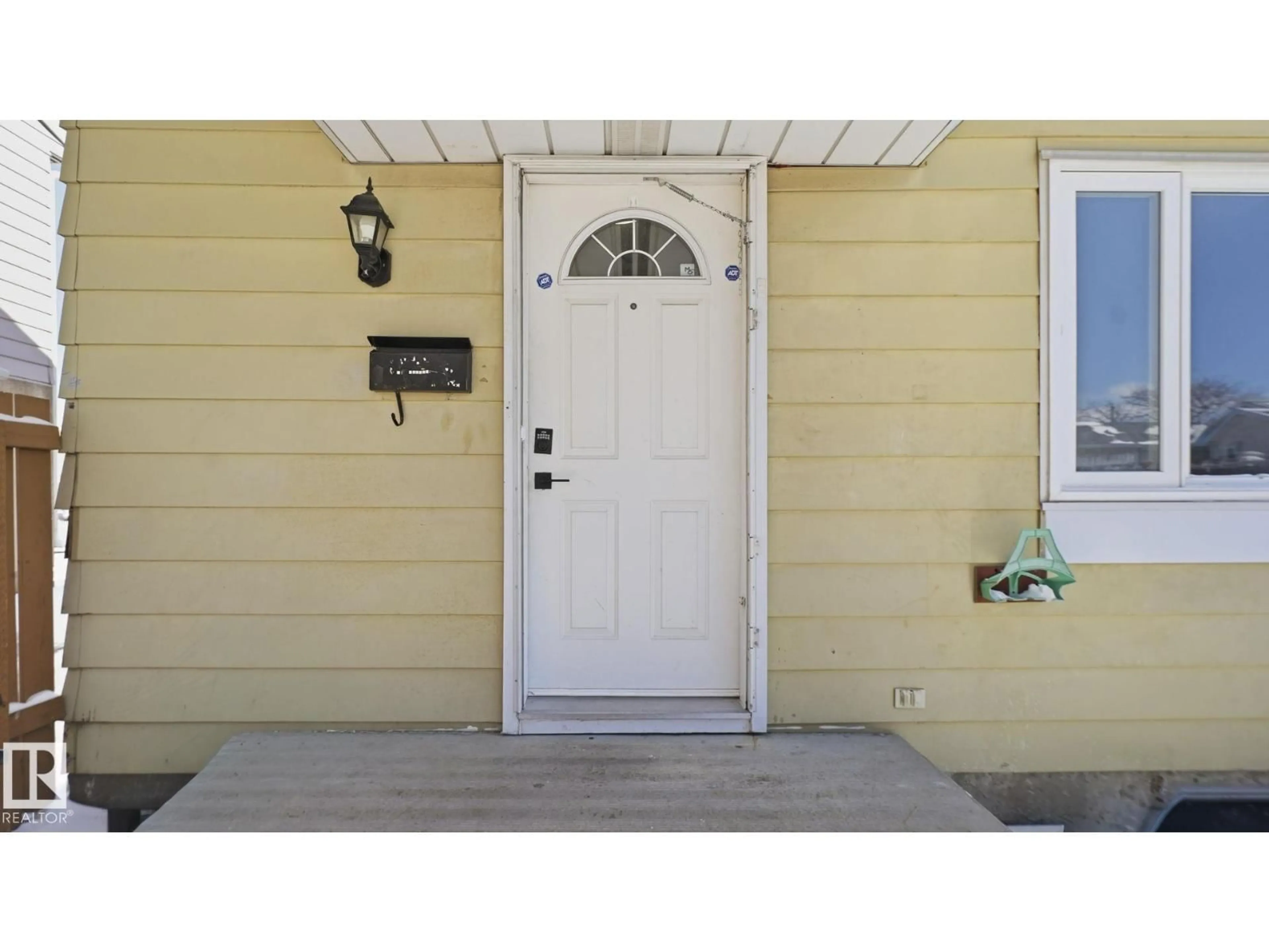 Indoor entryway for 20C CALLINGWOOD CO, Edmonton Alberta T5T0H5