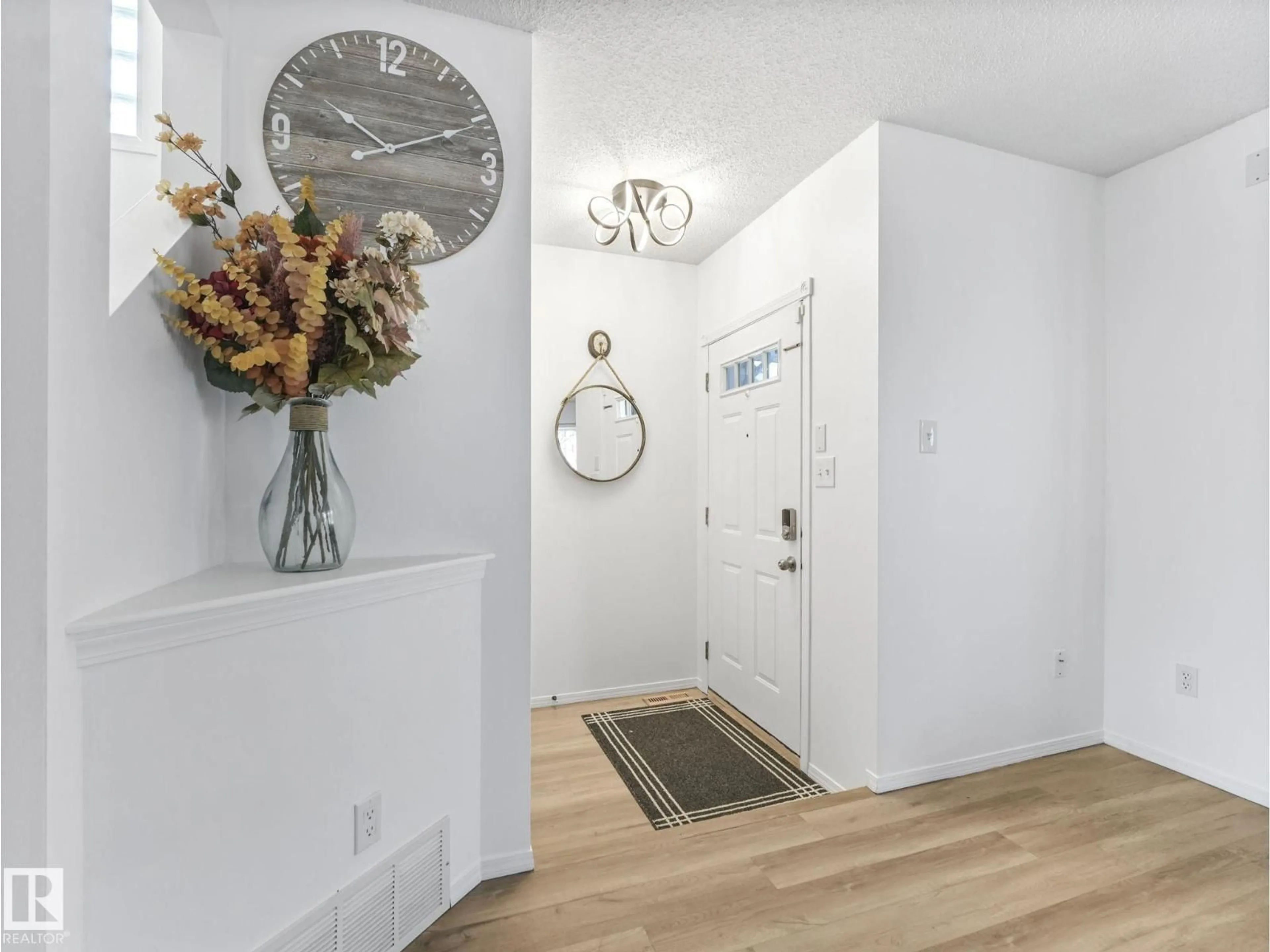 Indoor entryway for NW - 21360 88 AV, Edmonton Alberta T5T6V1