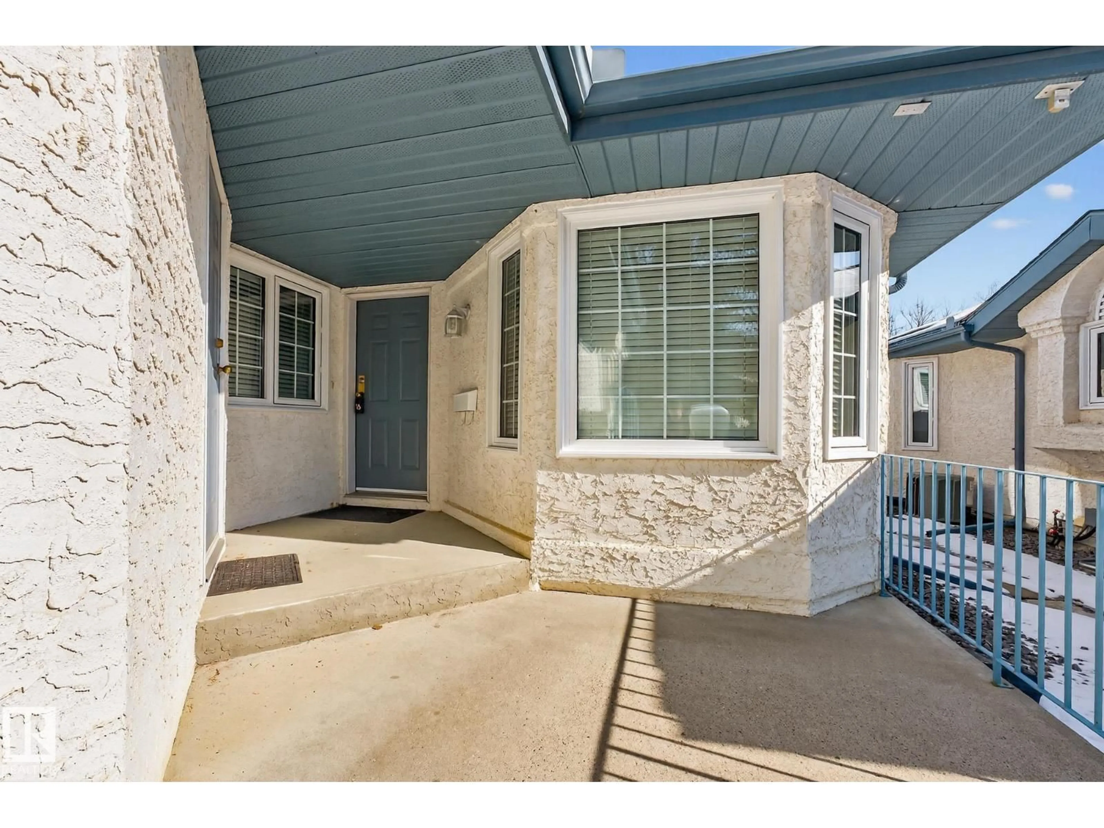 Indoor entryway for 156 OEMING RD, Edmonton Alberta T6R2G5