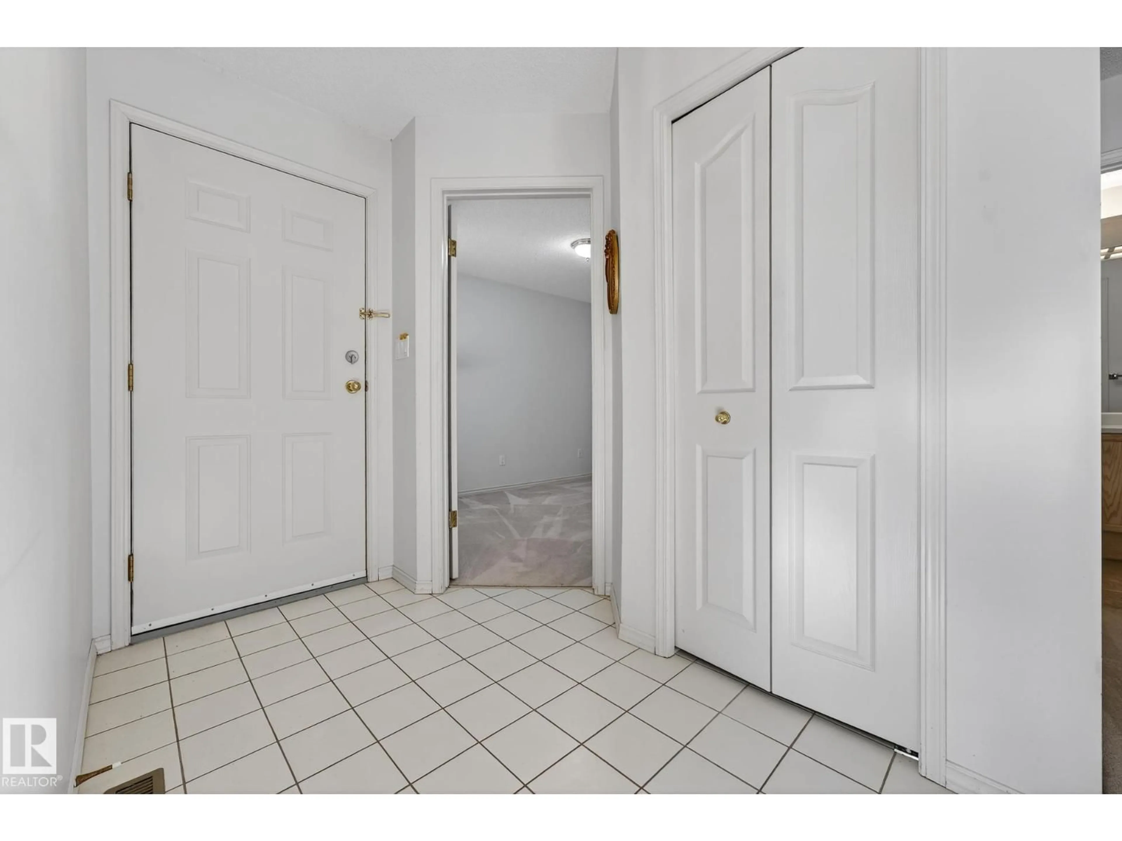 Indoor entryway for 156 OEMING RD, Edmonton Alberta T6R2G5