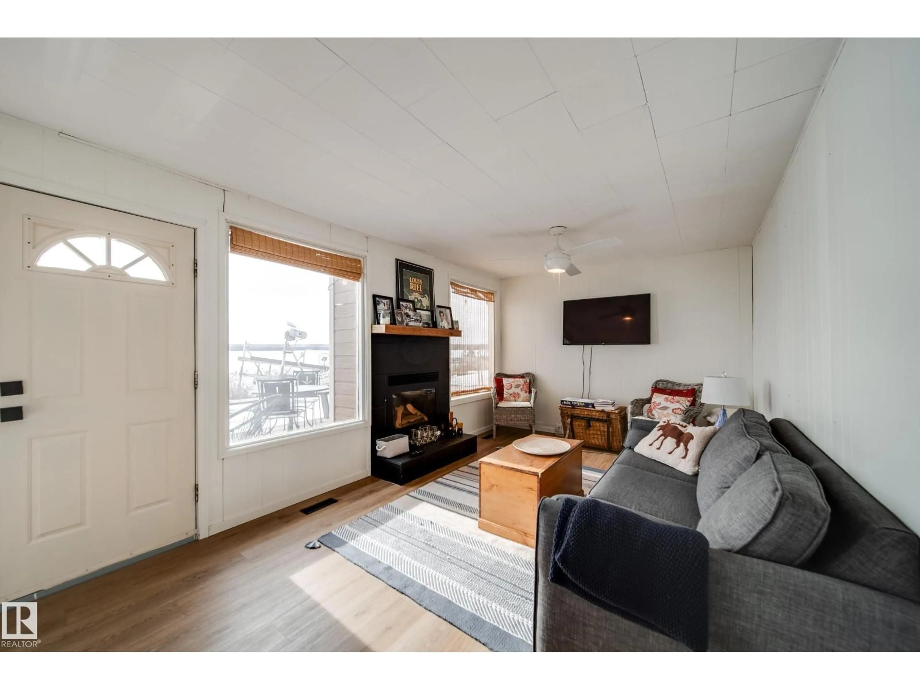 Living room with furniture, wood/laminate floor for 595 1 AV N, Rural Parkland County Alberta T0E2B0
