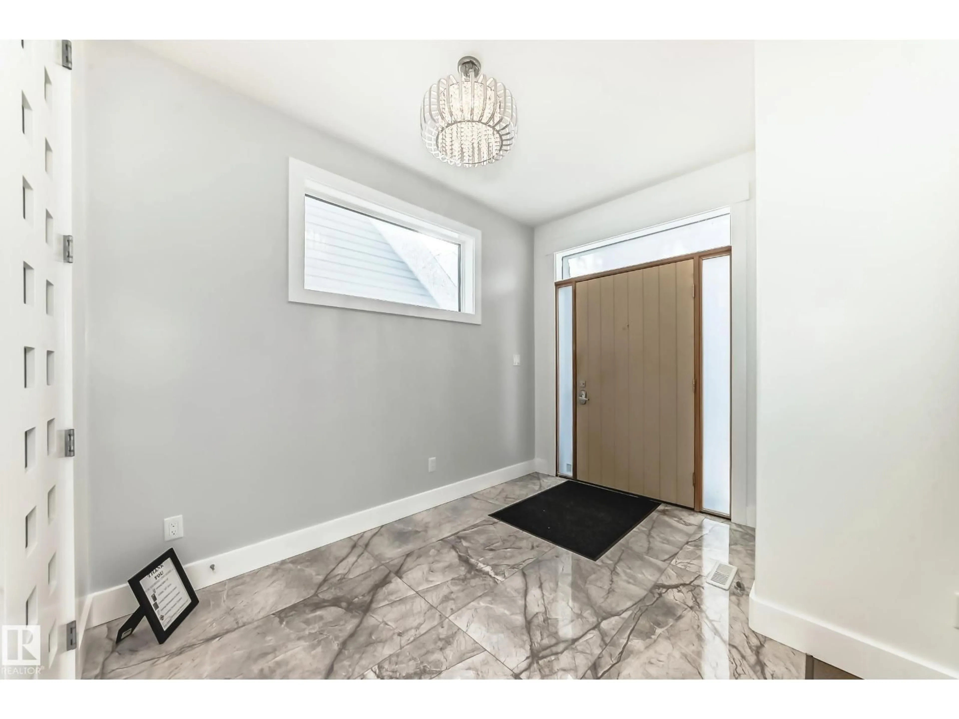 Indoor entryway for 10506 68 AV, Edmonton Alberta T6H2B1