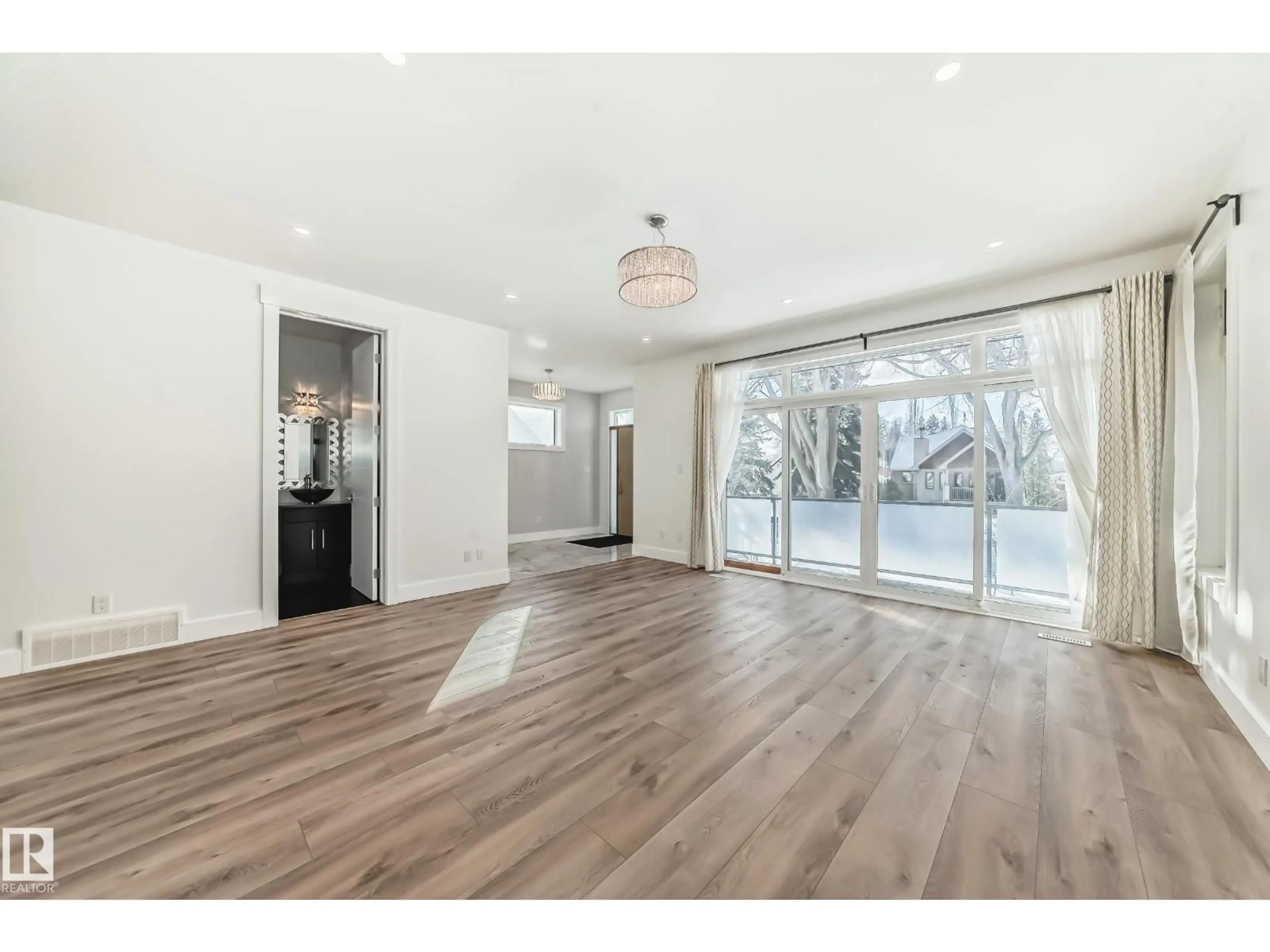 Indoor entryway for 10506 68 AV, Edmonton Alberta T6H2B1