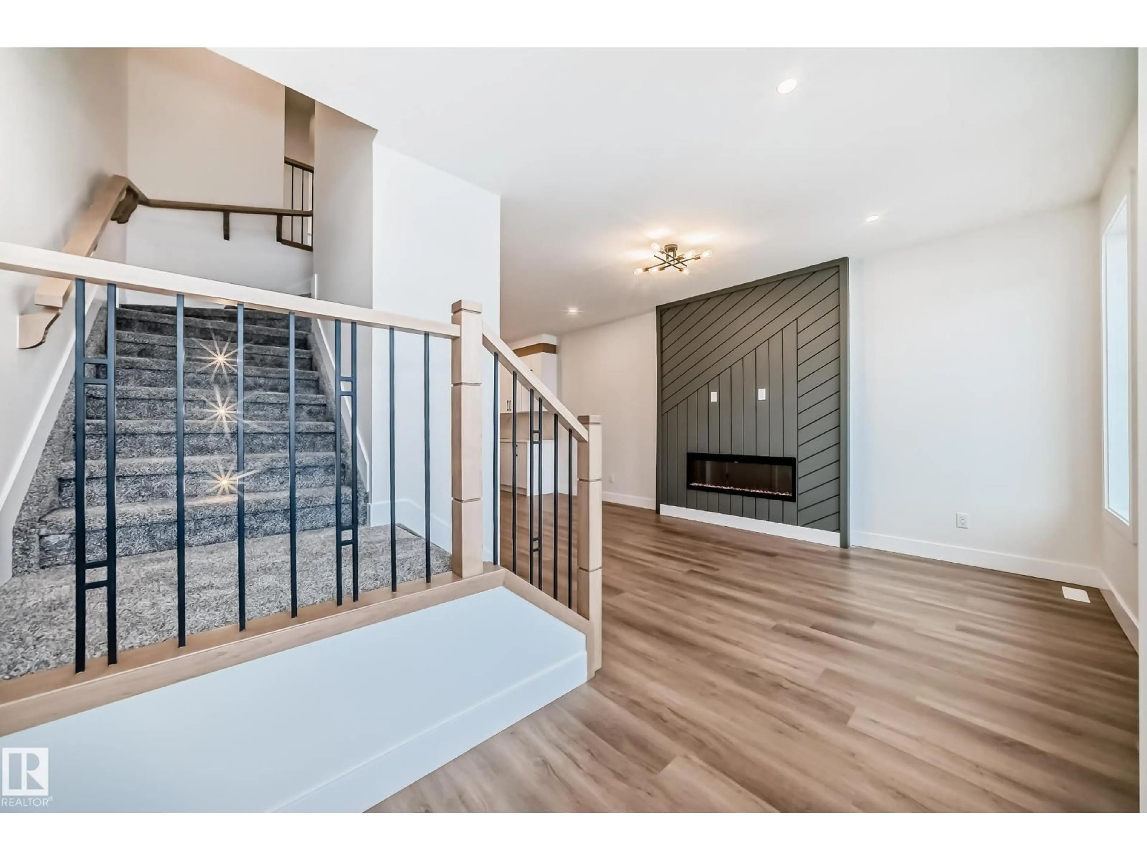 Indoor entryway for 100 ELLIOTT WD, Fort Saskatchewan Alberta T8L1R8