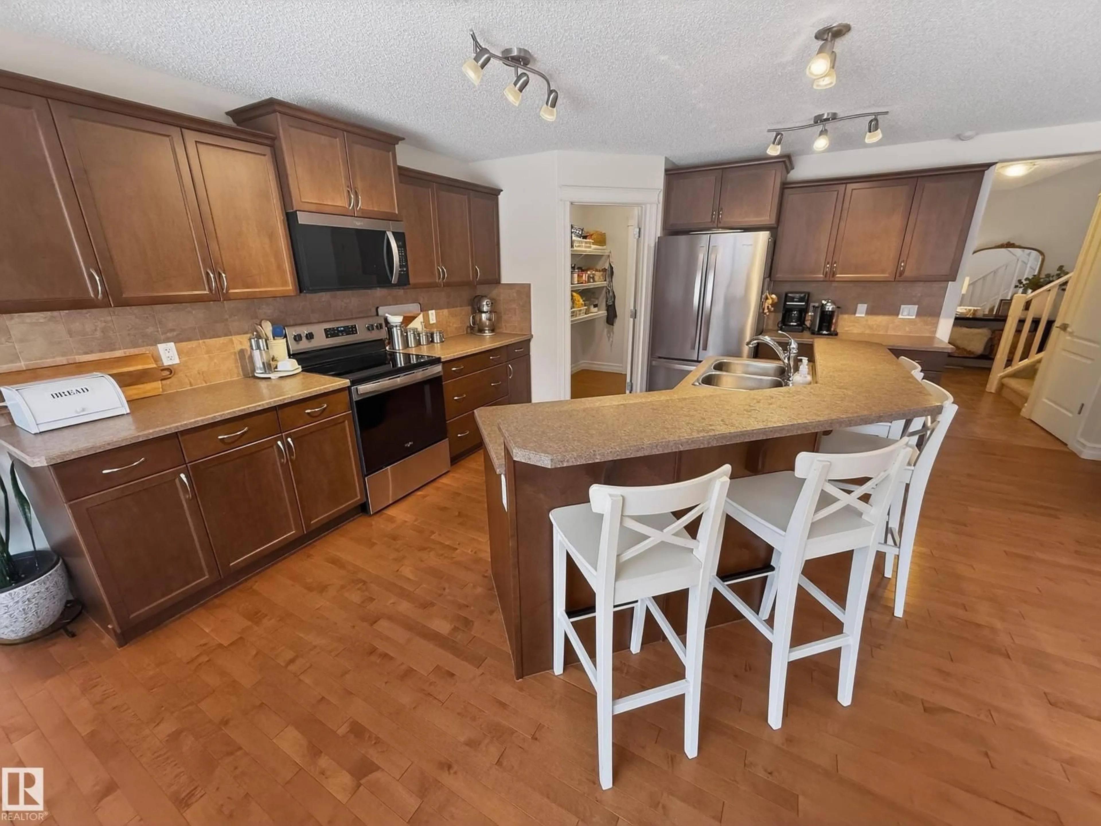 Open concept kitchen, wood/laminate floor for 15 SPRING LI, Spruce Grove Alberta T7X0L6