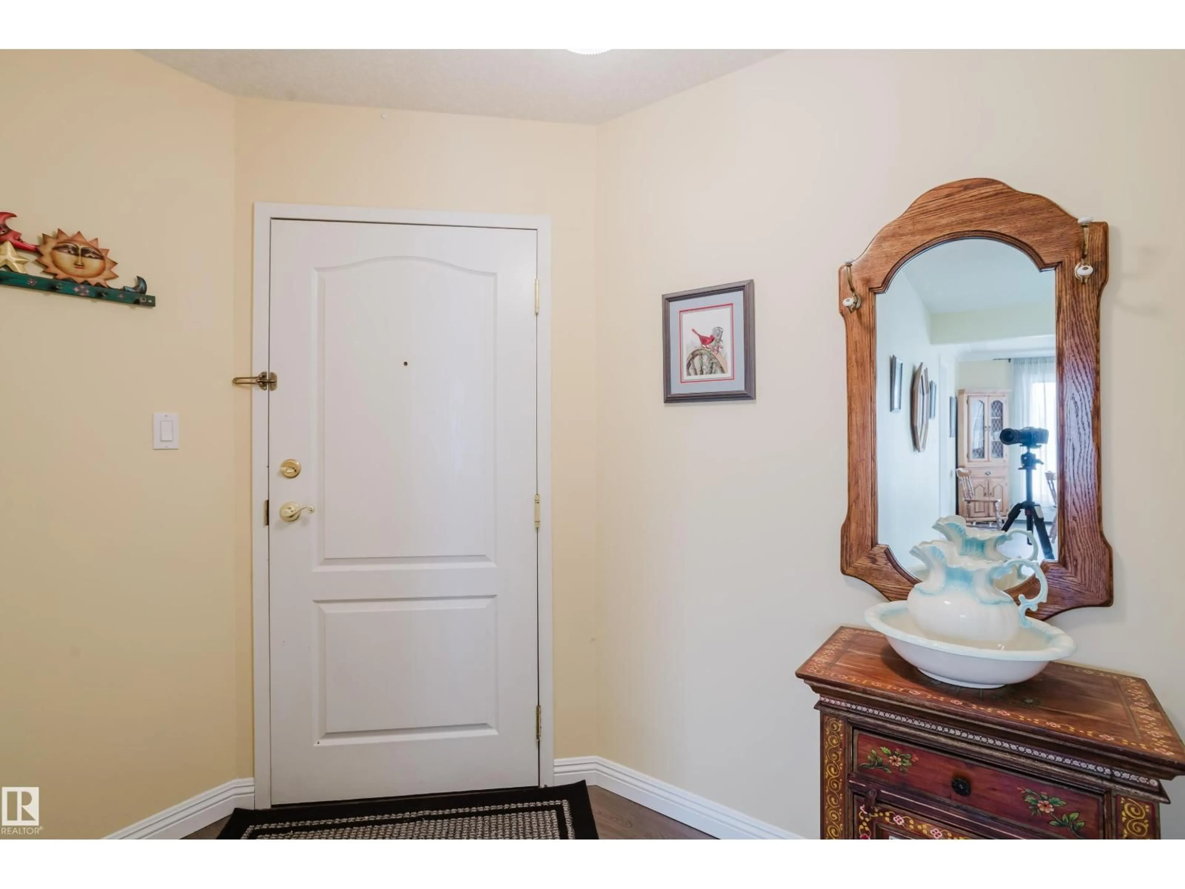 Indoor entryway for 25 - 9926 80 AV, Edmonton Alberta T6E6L5