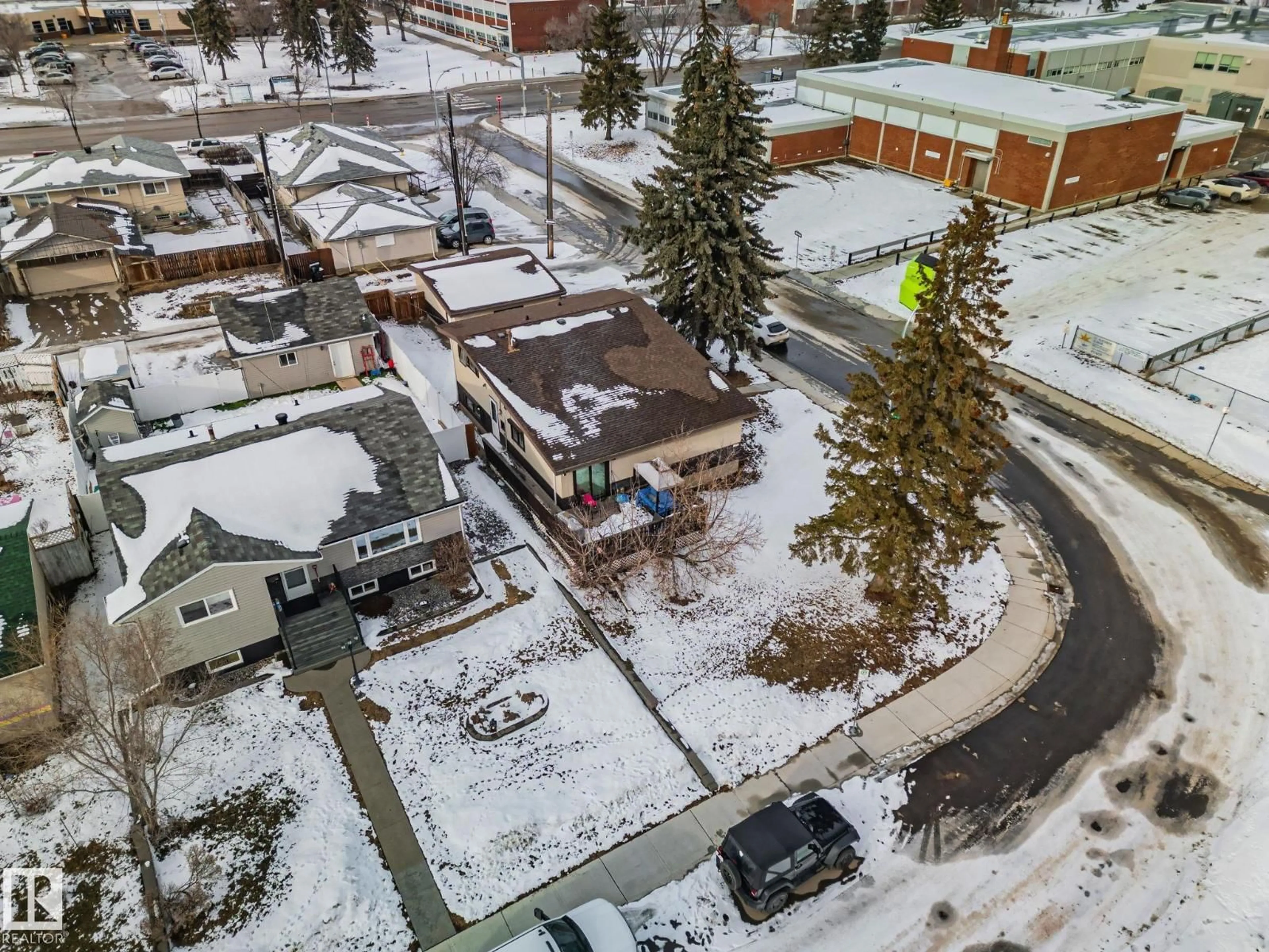 A pic from outside/outdoor area/front of a property/back of a property/a pic from drone, street for NW - 13136 88 ST, Edmonton Alberta T5E3H7