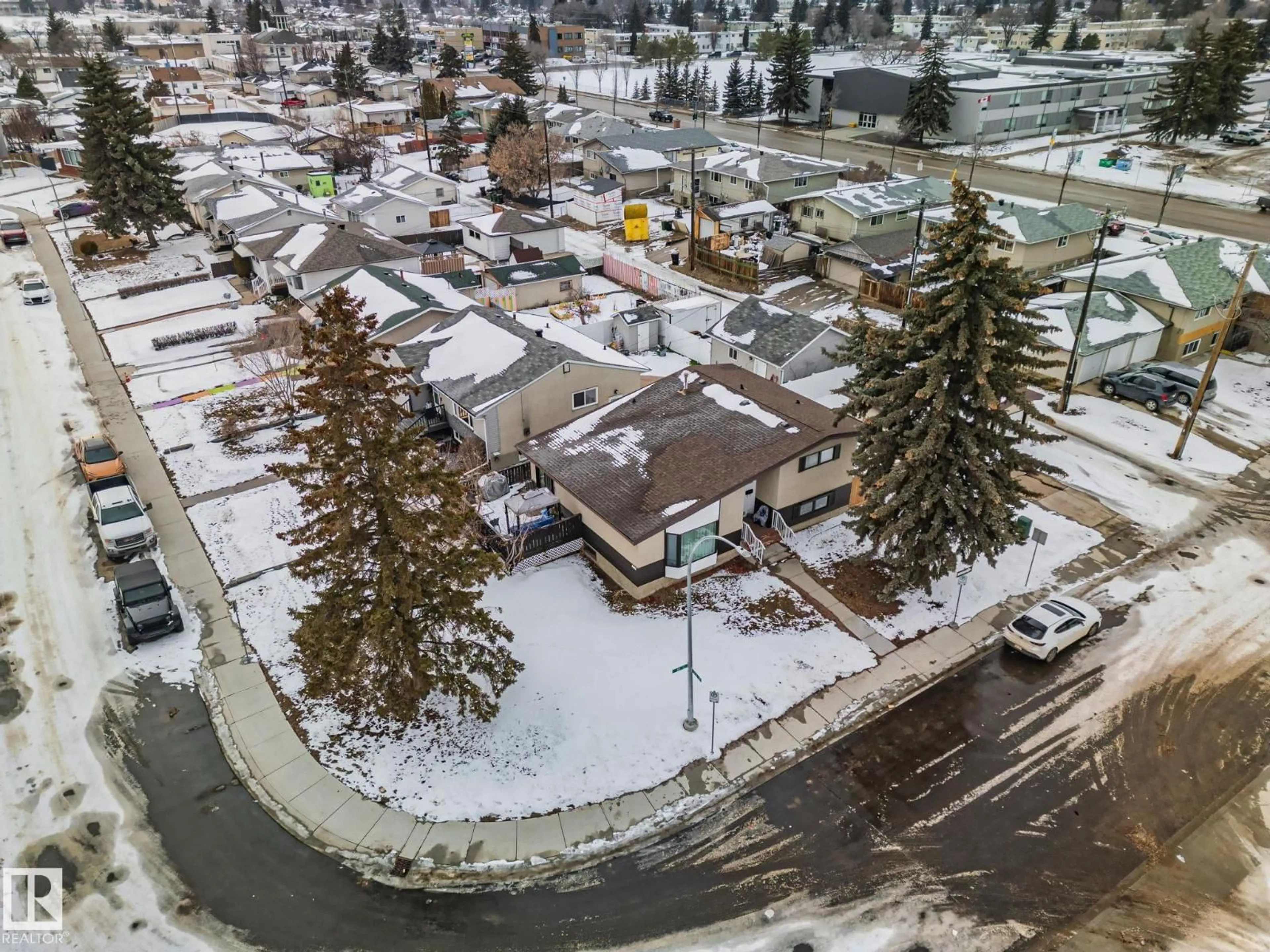 A pic from outside/outdoor area/front of a property/back of a property/a pic from drone, street for NW - 13136 88 ST, Edmonton Alberta T5E3H7