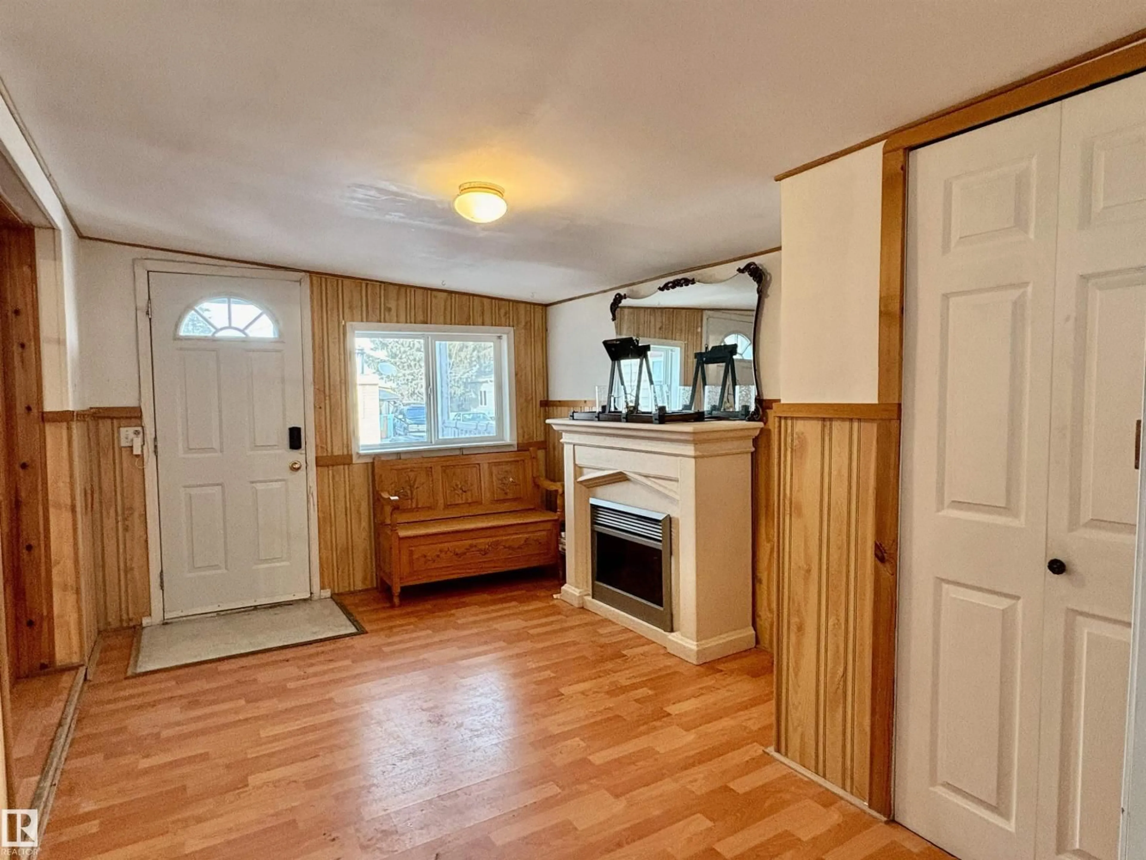 Indoor entryway for 10410 101A STREET, Morinville Alberta T8R1B1