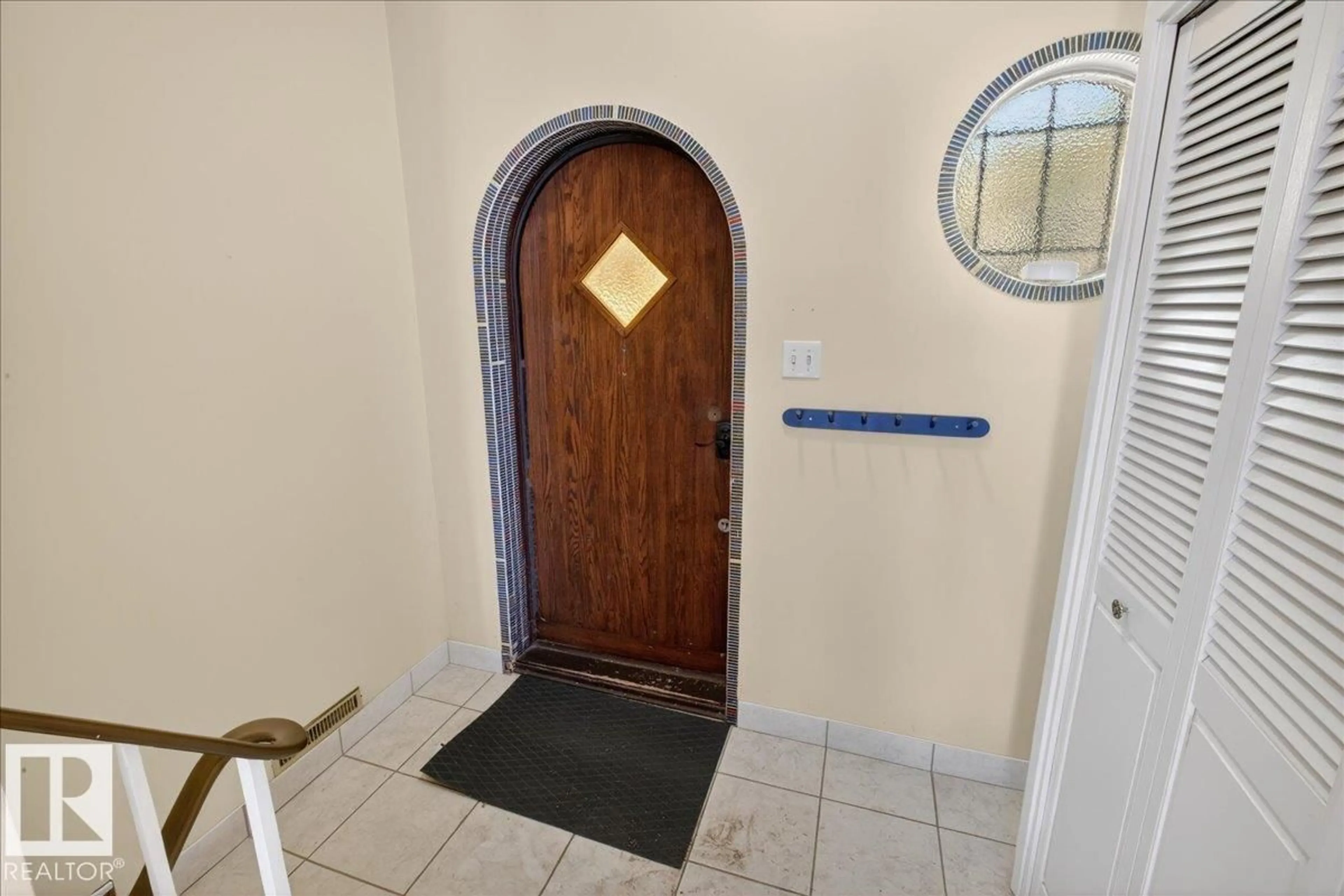 Indoor entryway for 1953 GLENMORE AV, Sherwood Park Alberta T8A0X6