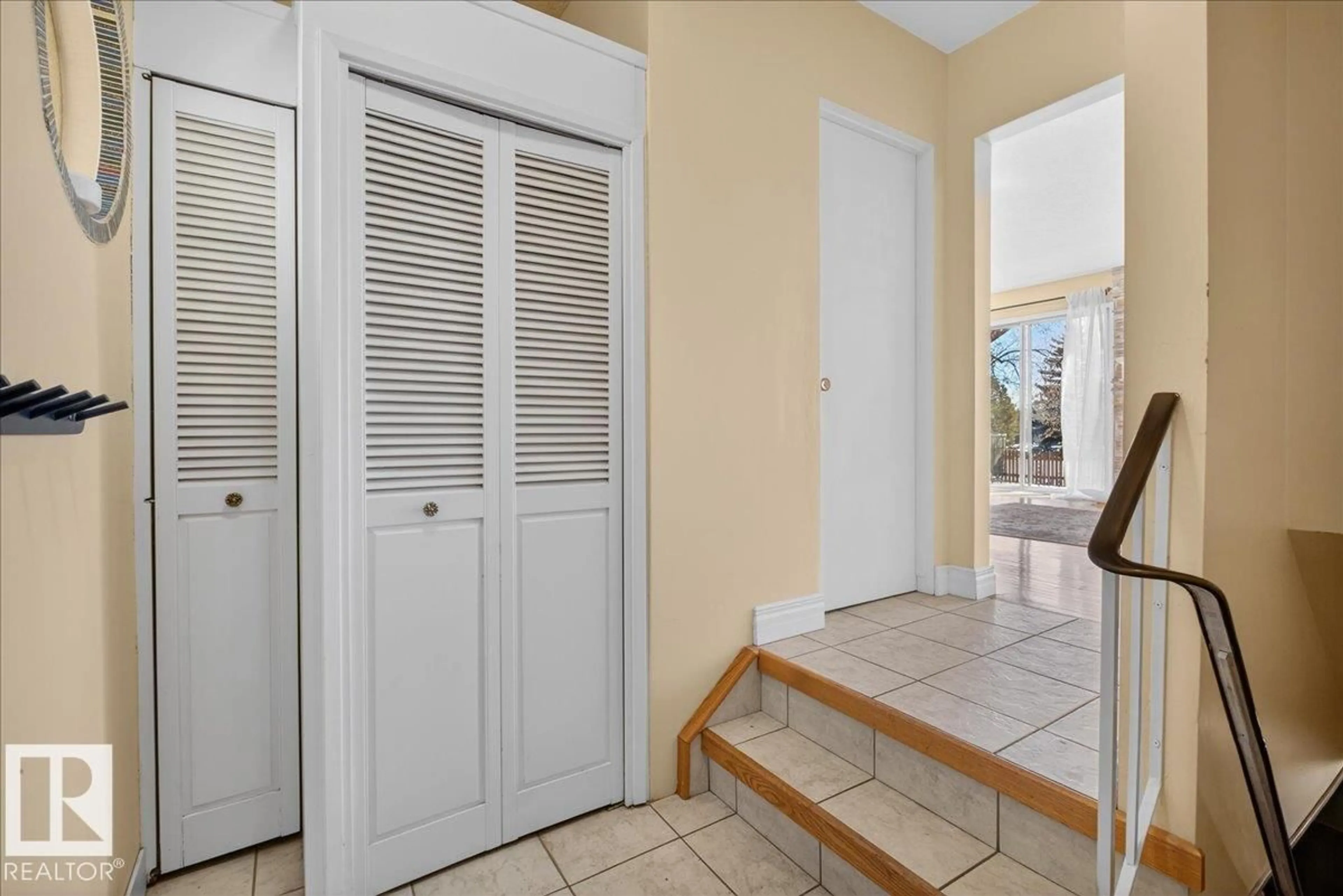 Indoor entryway for 1953 GLENMORE AV, Sherwood Park Alberta T8A0X6