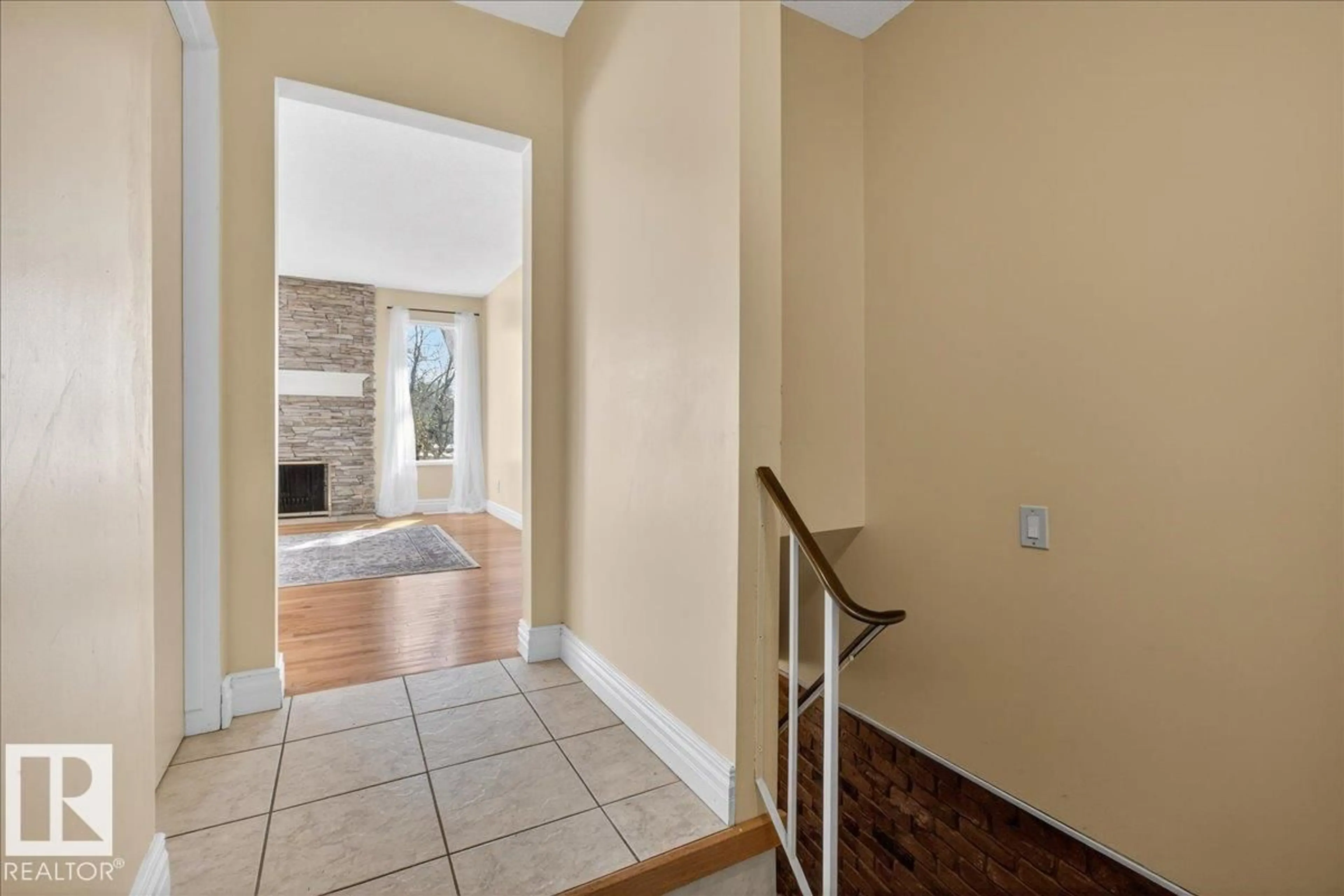 Indoor entryway for 1953 GLENMORE AV, Sherwood Park Alberta T8A0X6