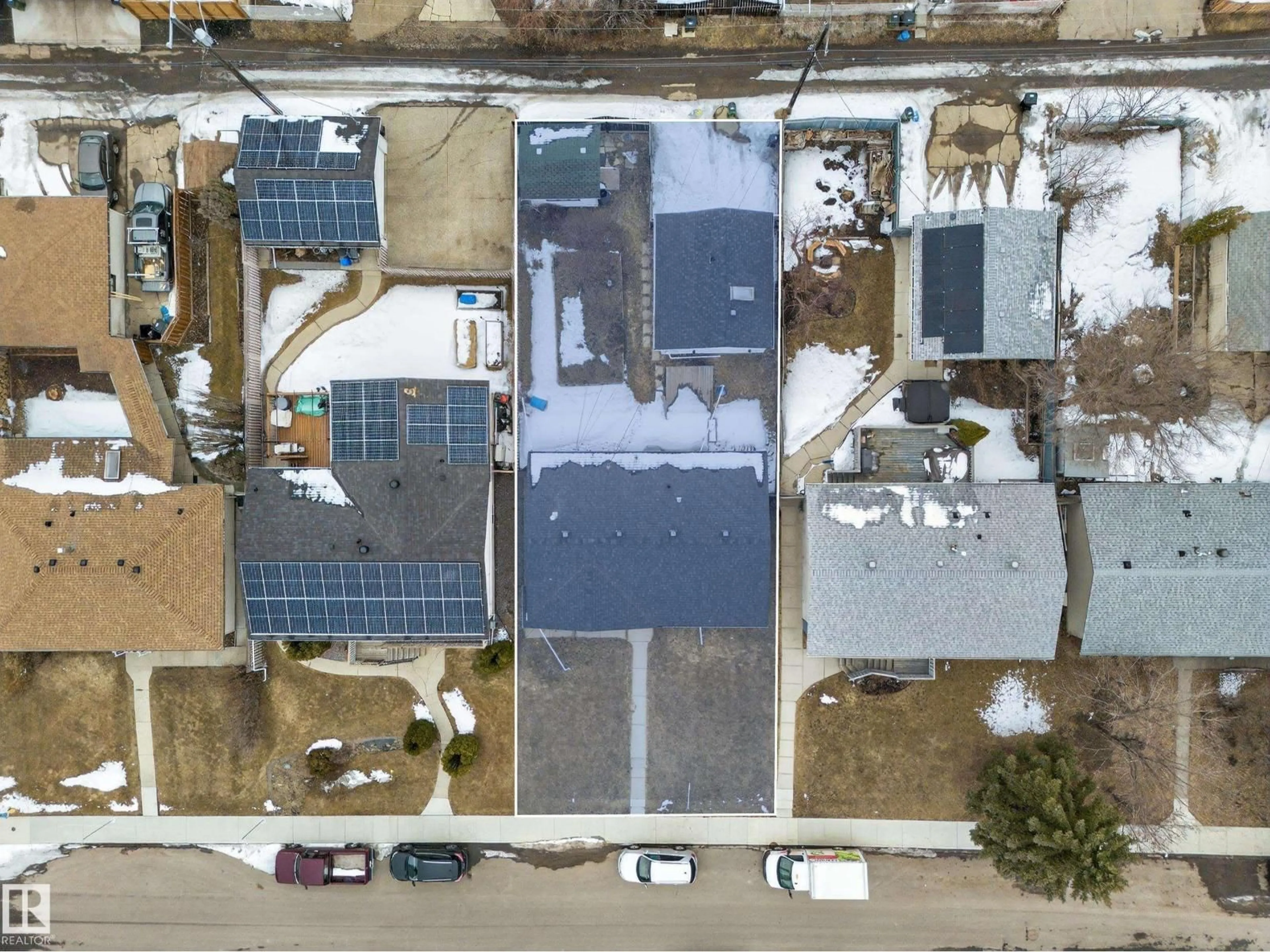 A pic from outside/outdoor area/front of a property/back of a property/a pic from drone, street for 10520 52 AV, Edmonton Alberta T6H0P1