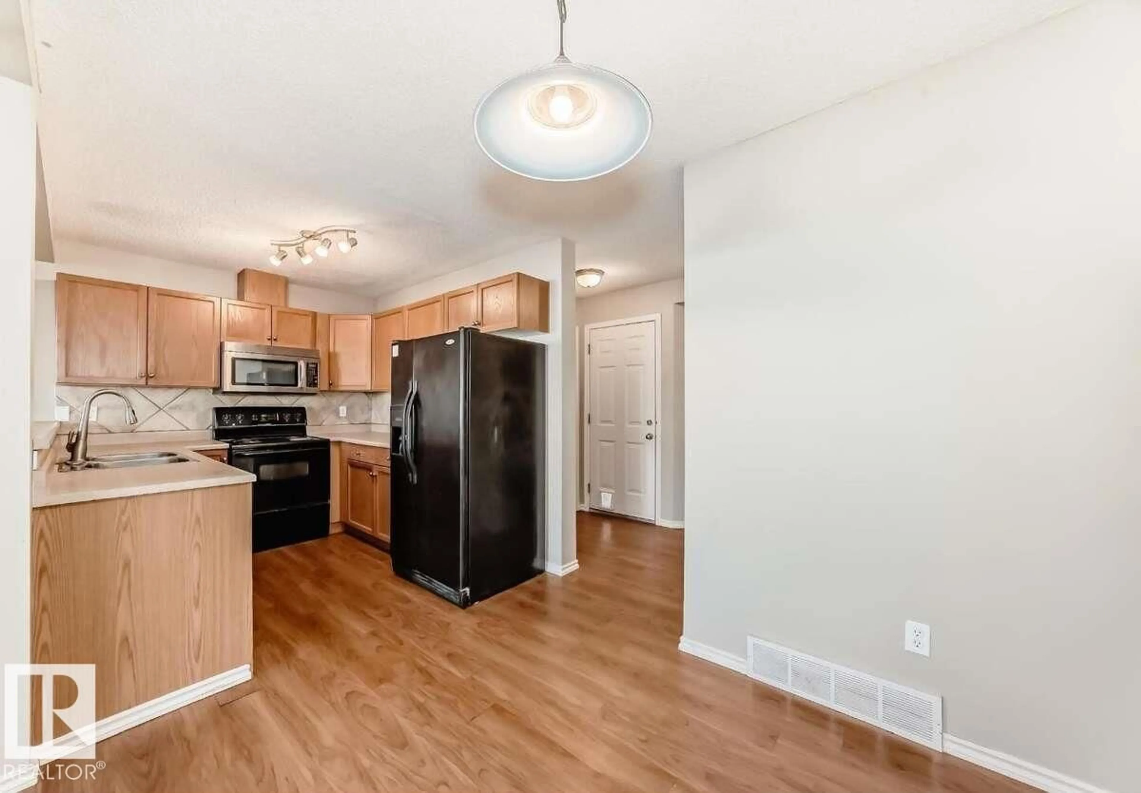 Standard kitchen, unknown for 16320 56 ST, Edmonton Alberta T5Y3L3