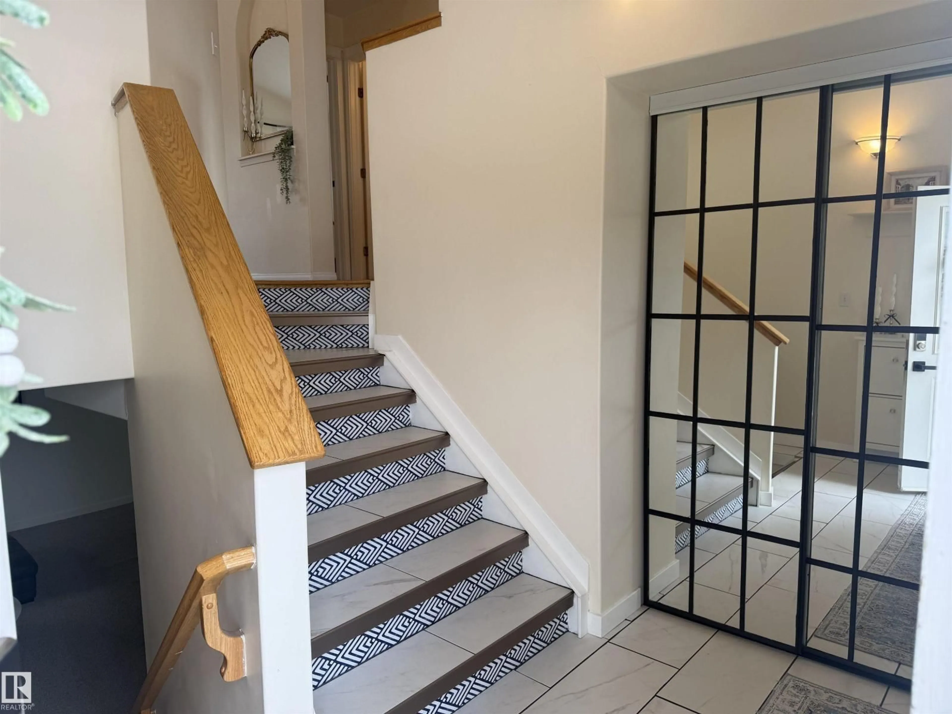 Indoor foyer for 23 GRAYRIDGE BA, Stony Plain Alberta T7Z2P9