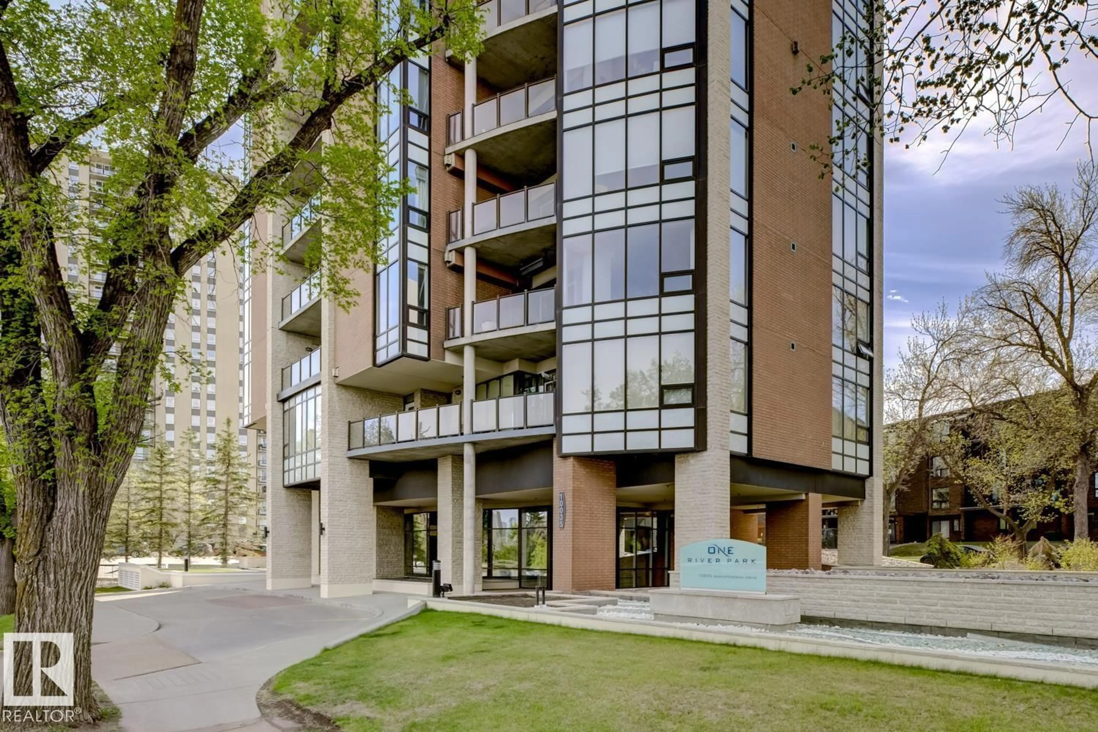 Indoor foyer for 1900 SASKATCHEWAN DR, Edmonton Alberta T6E4R4