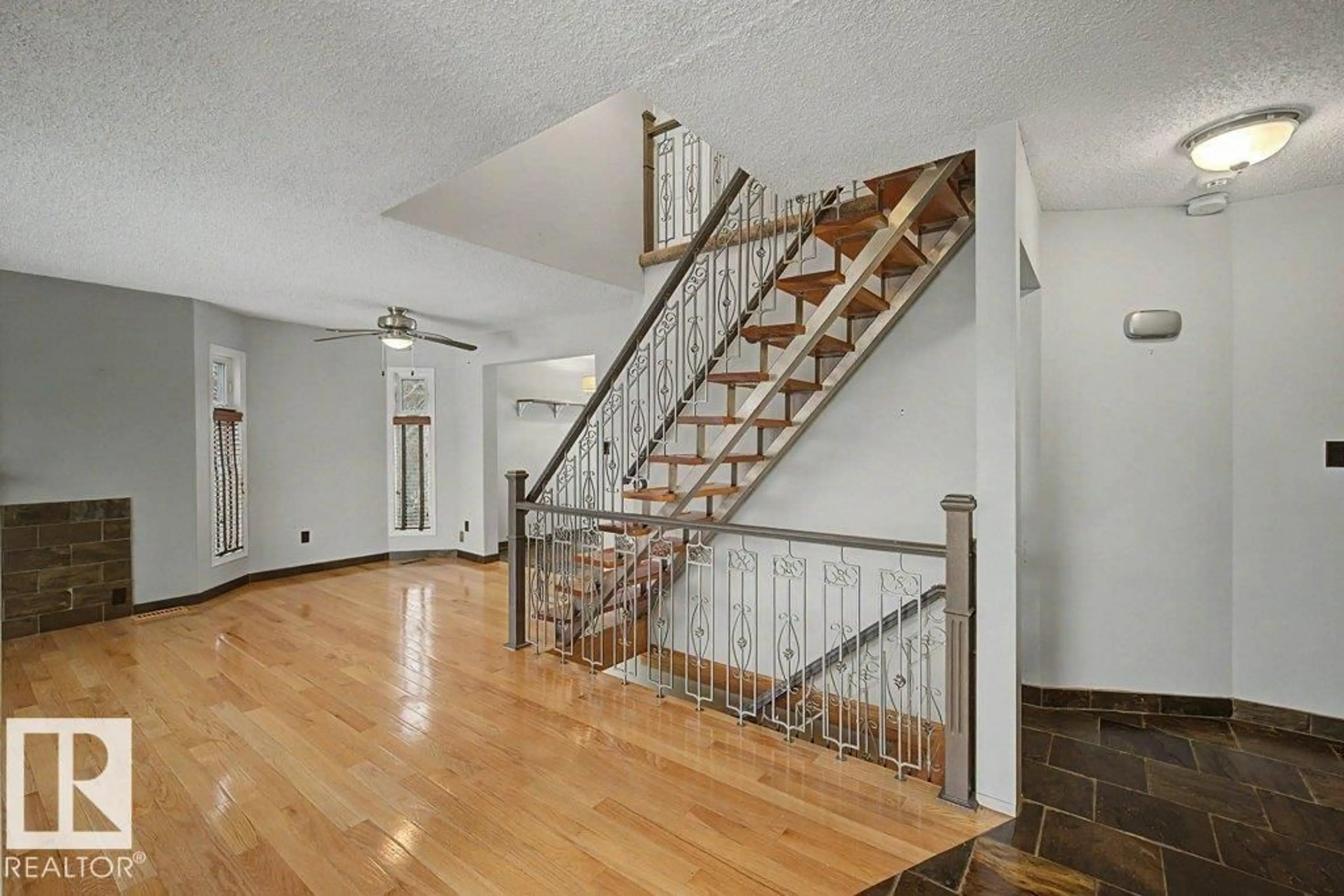 Indoor foyer for NW - 3507 34A AV, Edmonton Alberta T6L3Y8