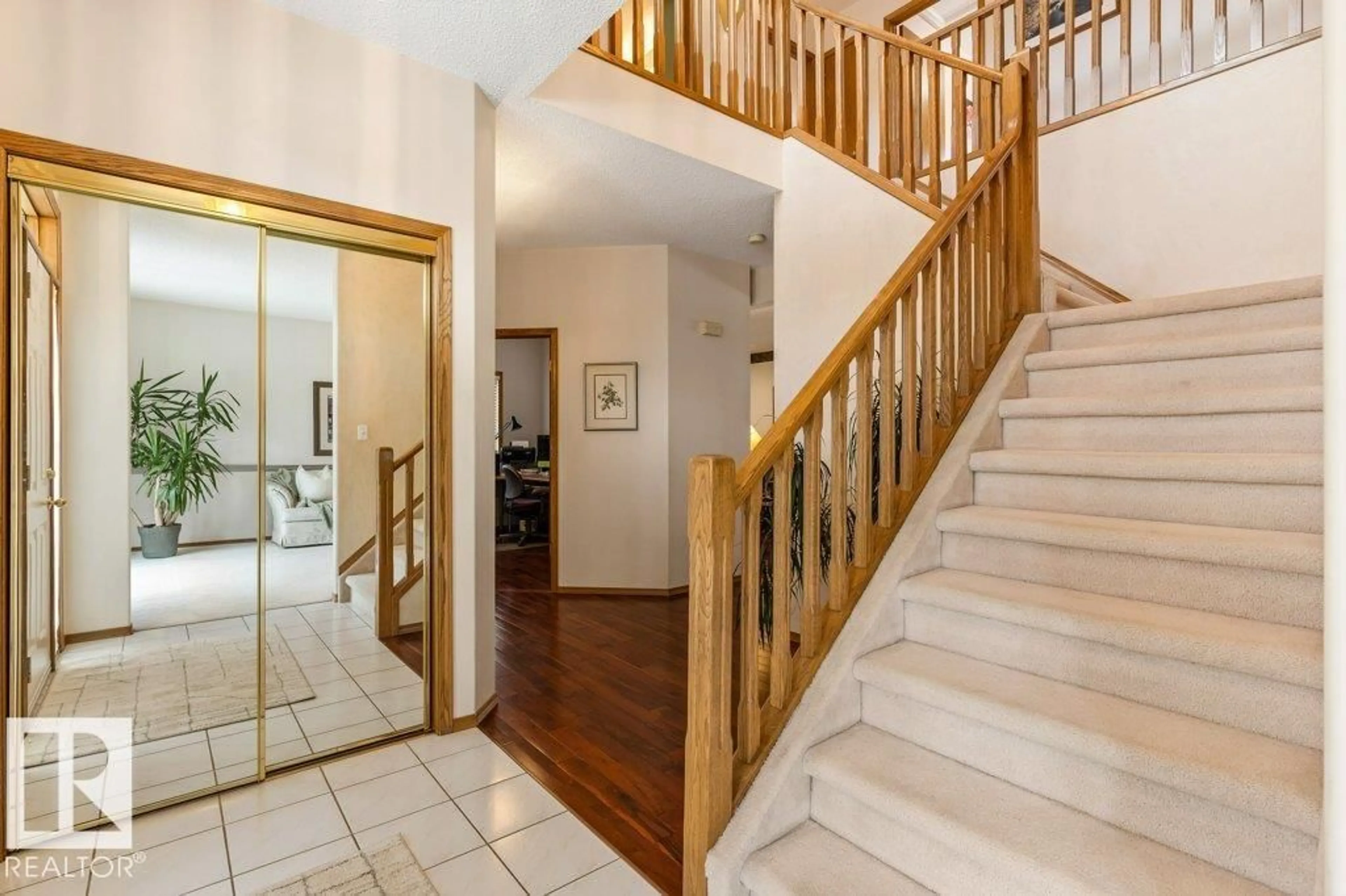 Indoor foyer for 4344 28A ST, Edmonton Alberta T6T1G6