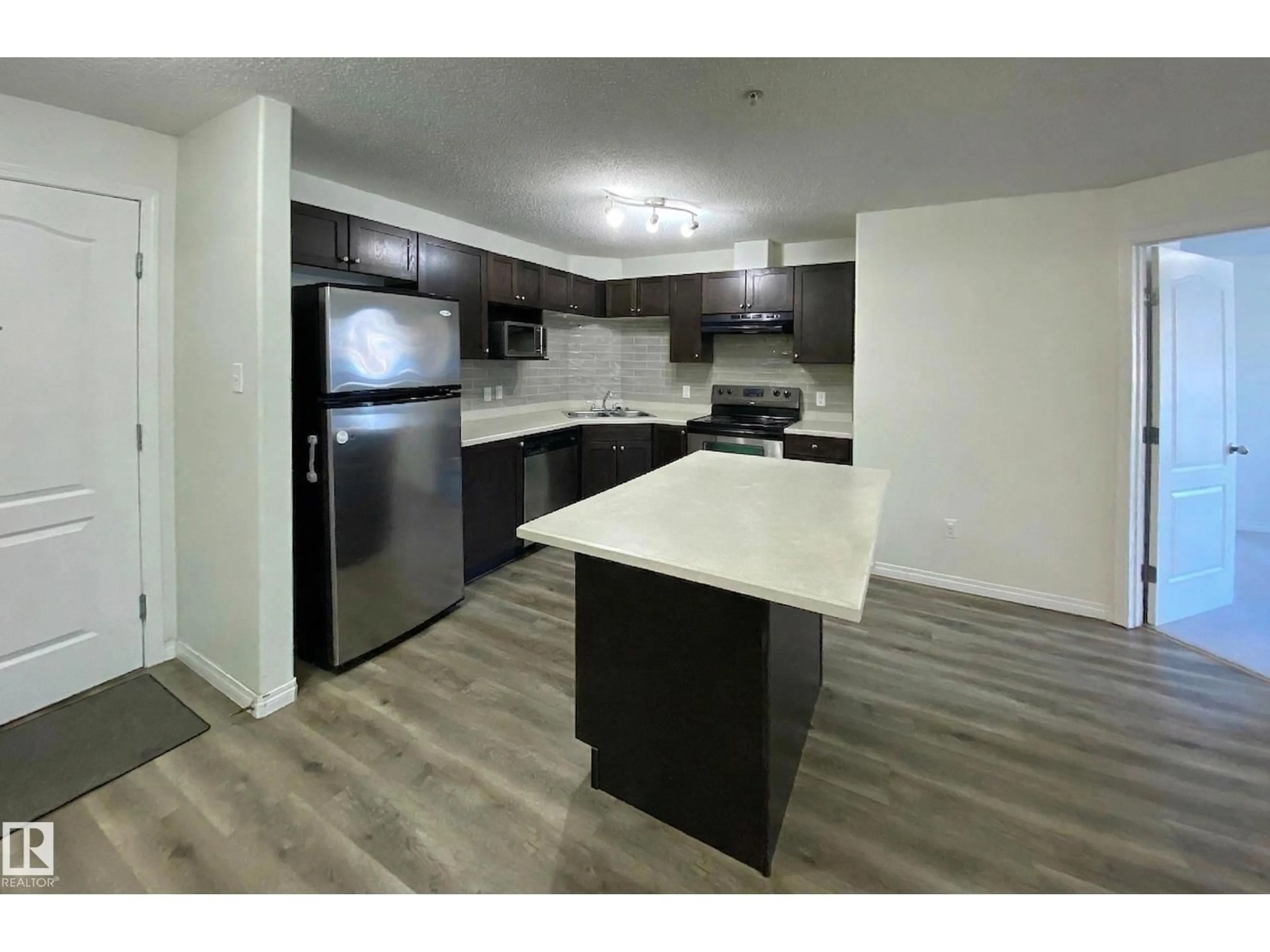 Standard kitchen, wood/laminate floor for NW - 6125 7331 SOUTH TERWILLEGAR DR, Edmonton Alberta T6R0L9
