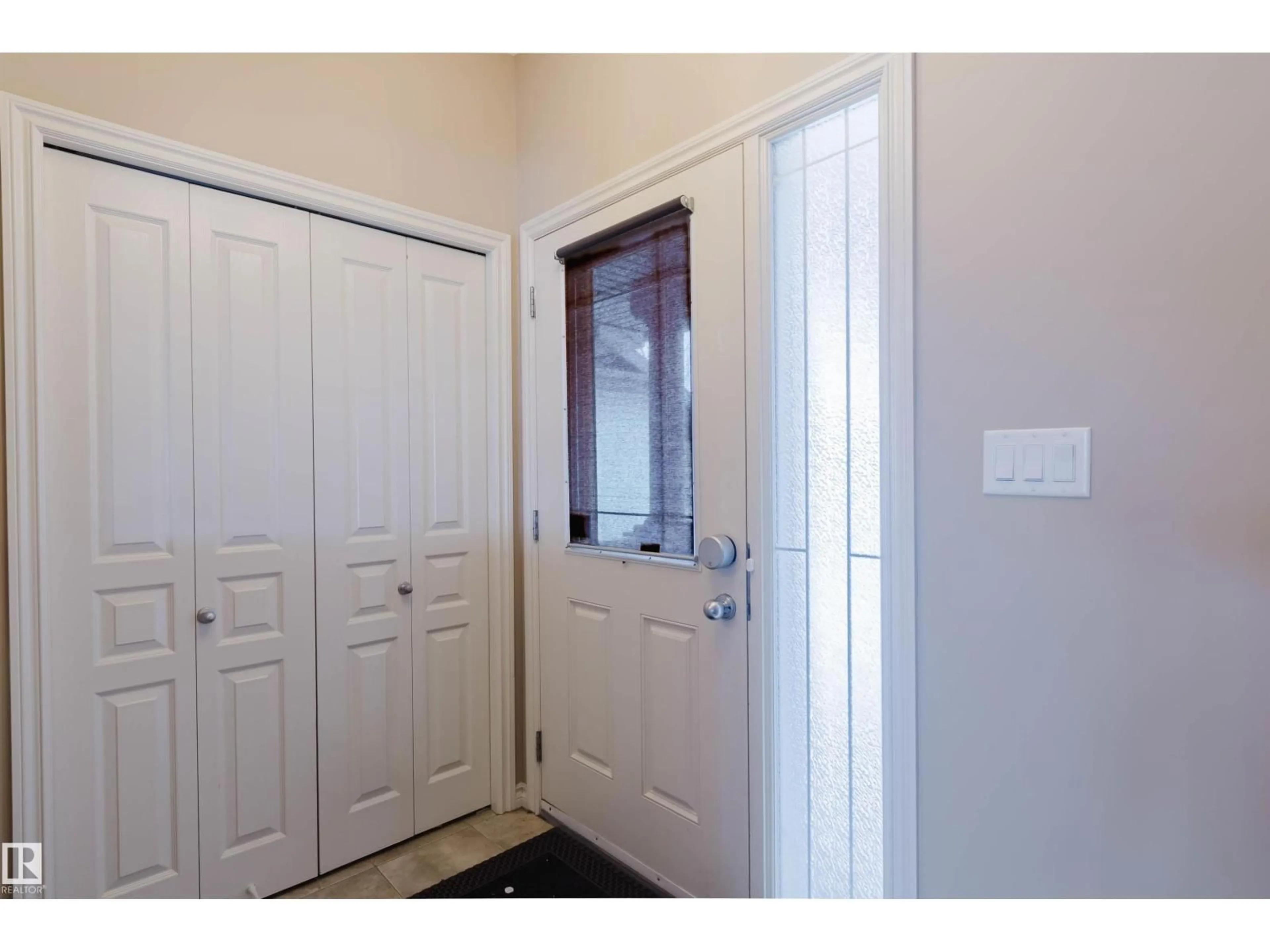 Indoor entryway for 1007 173 ST, Edmonton Alberta T6W1Z5