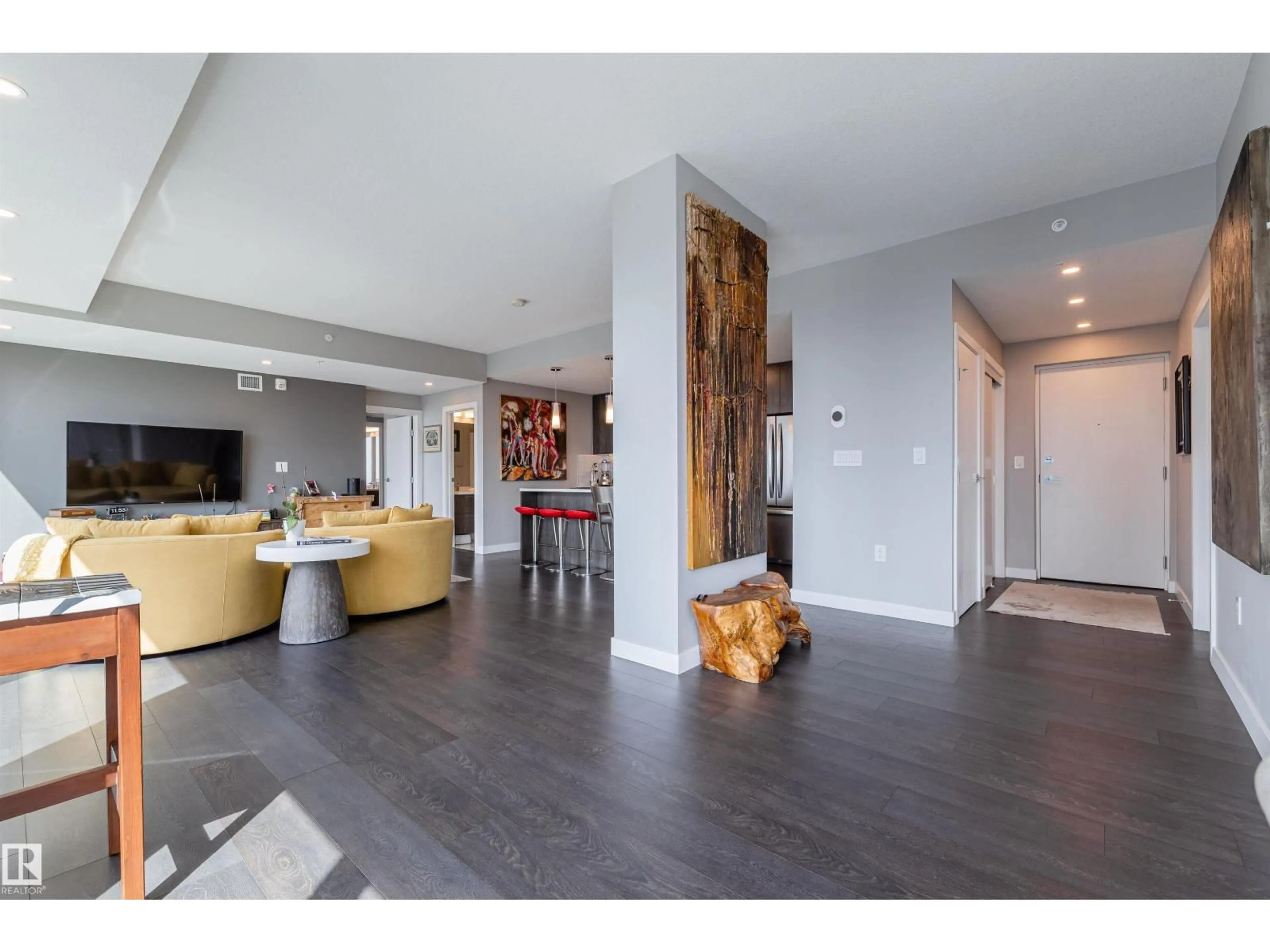 Indoor foyer for 2400 10180 103 ST NW, Edmonton Alberta T5J0L1