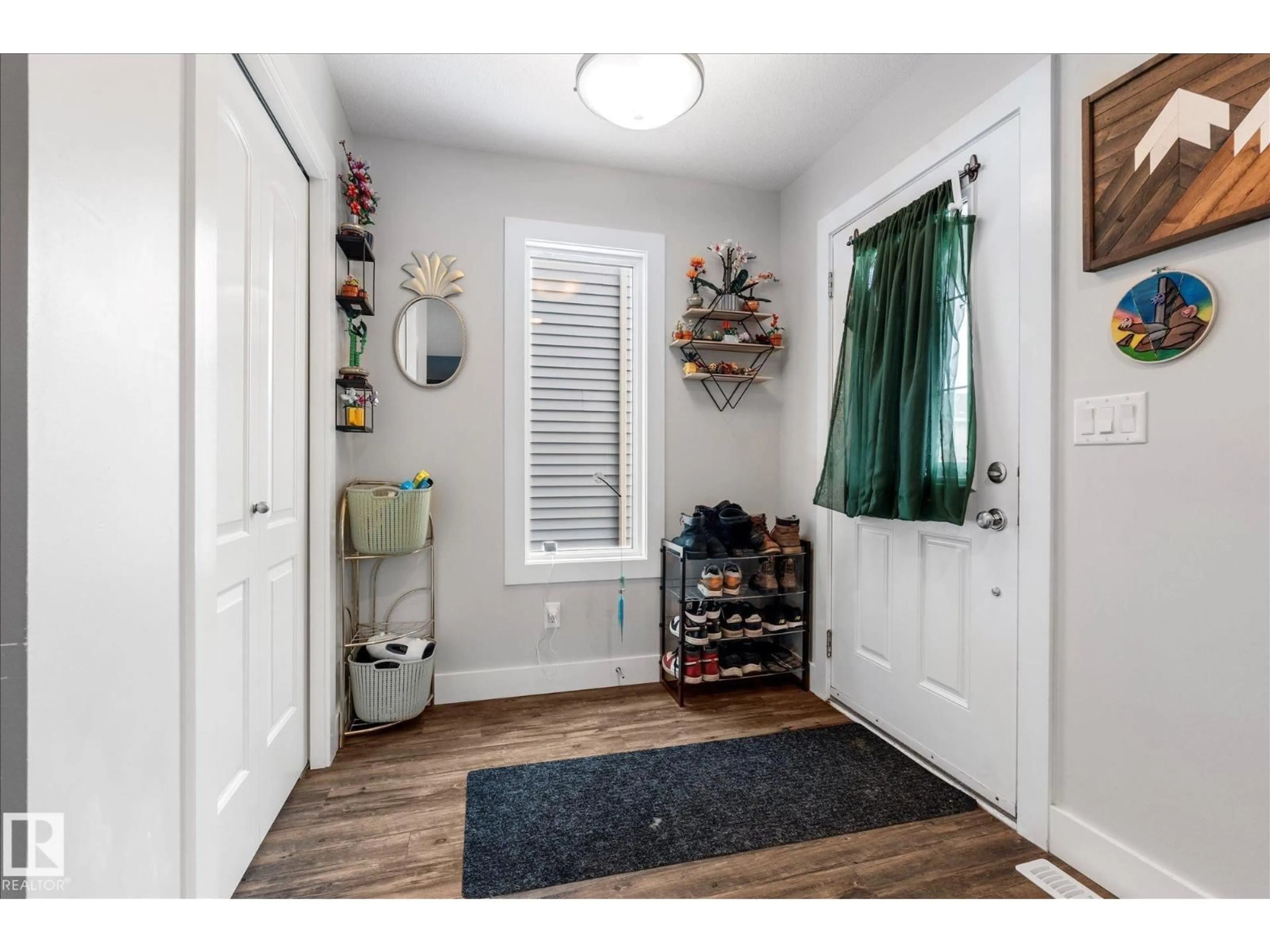 Indoor entryway for 4126 6A ST, Edmonton Alberta T6T0T6